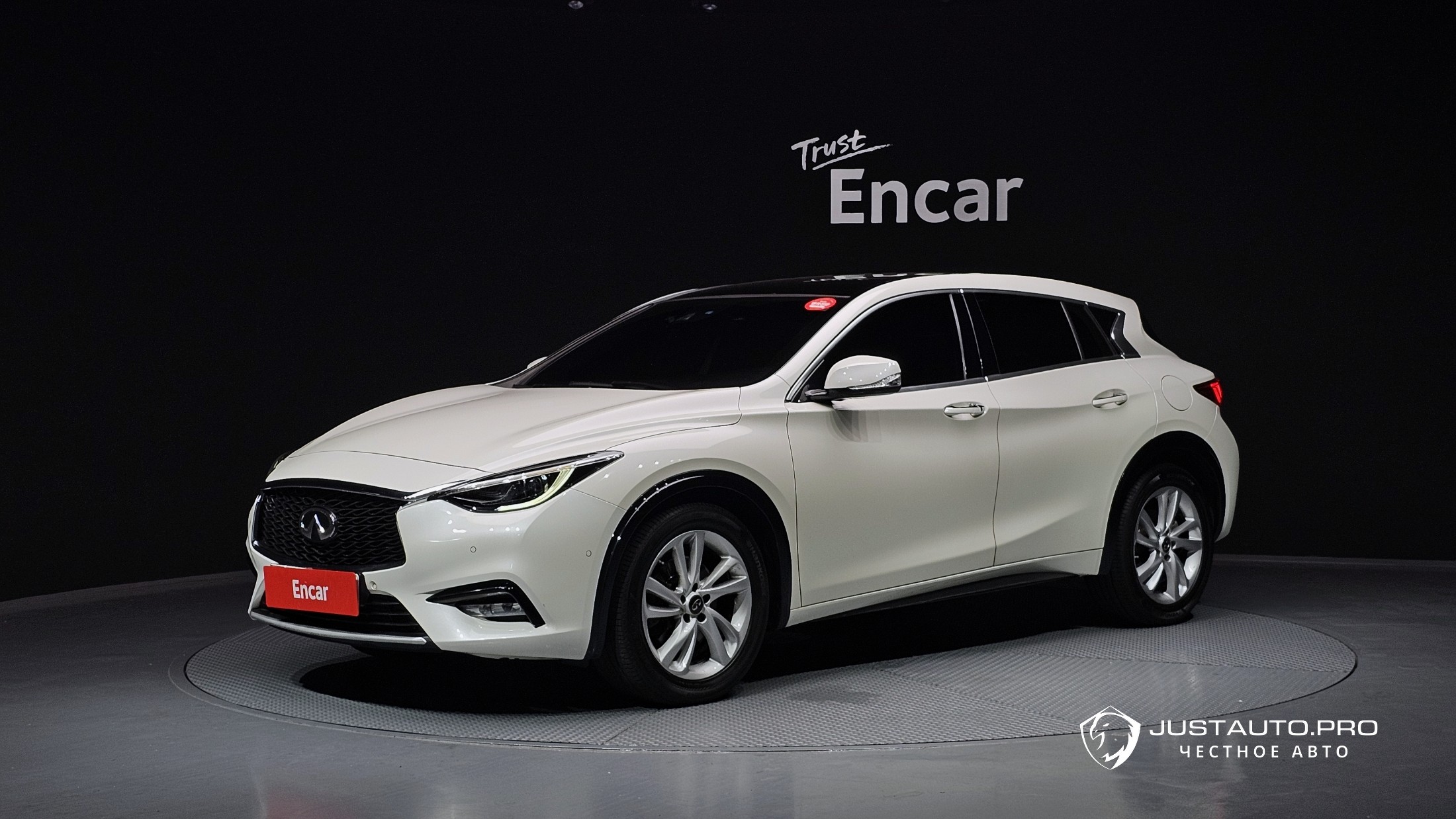 Автомобиль Infiniti Q30