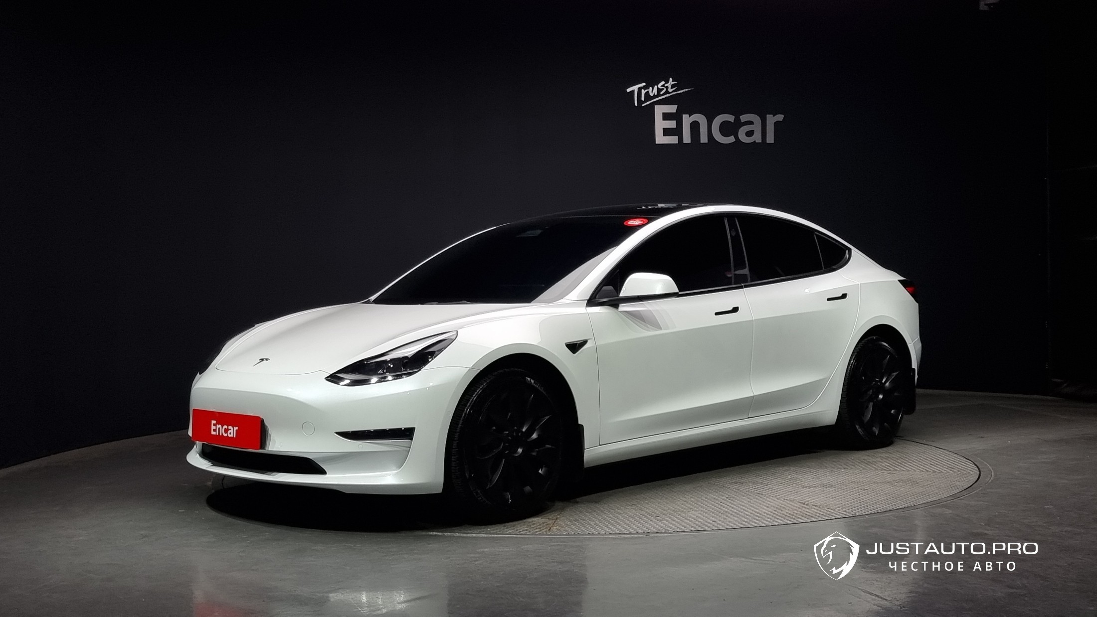 Автомобиль Tesla Model 3