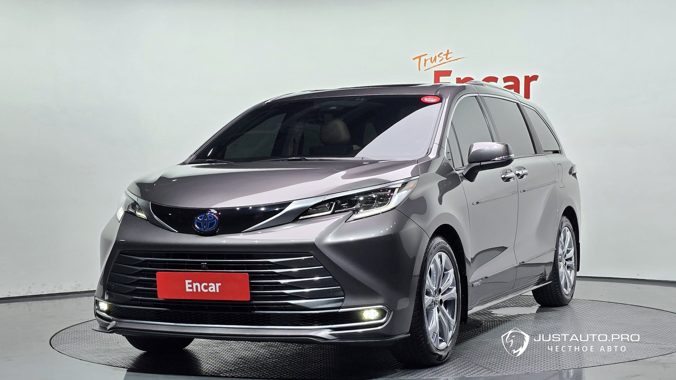Автомобиль Toyota Sienna