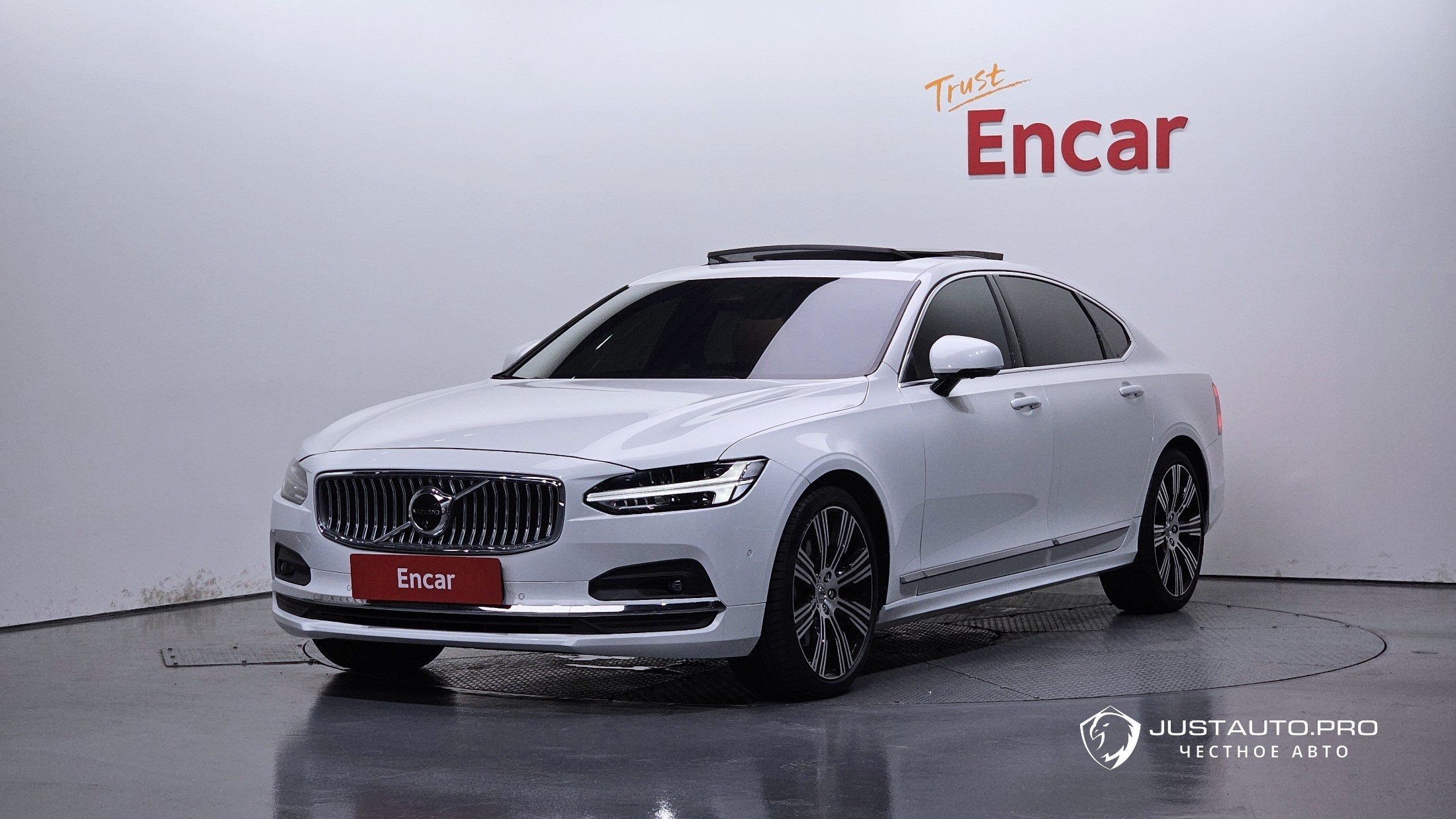 Автомобиль Volvo S90