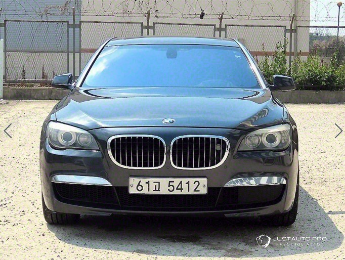 Автомобиль BMW 7-Series
