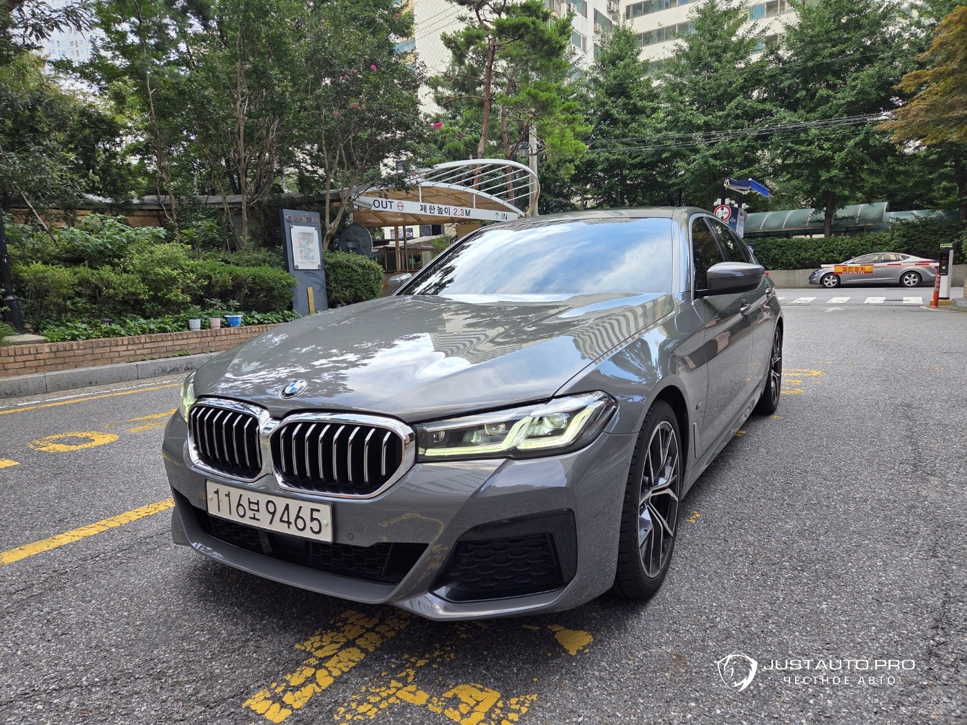 Автомобиль BMW 5-Series