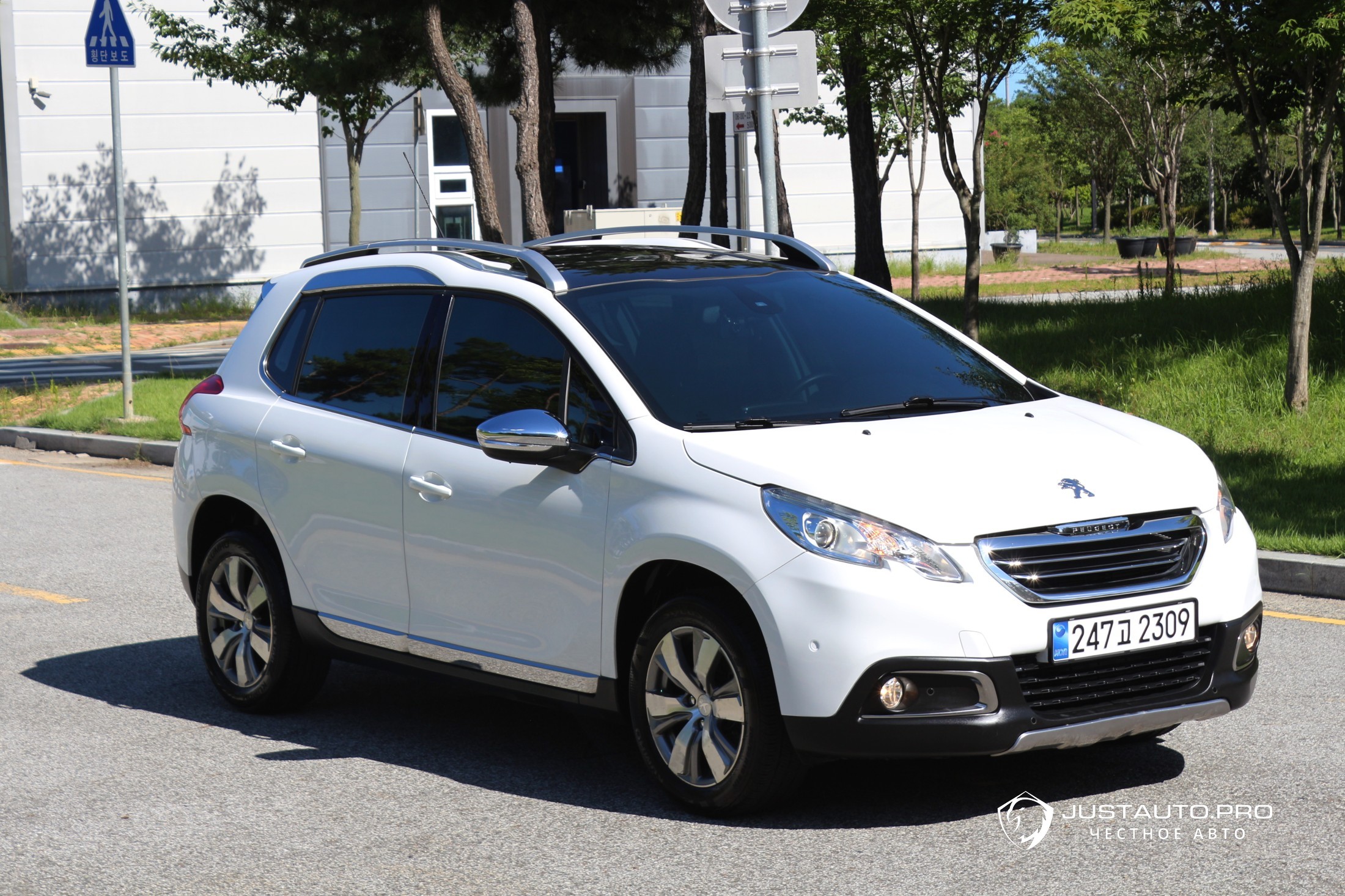 Автомобиль Peugeot 2008