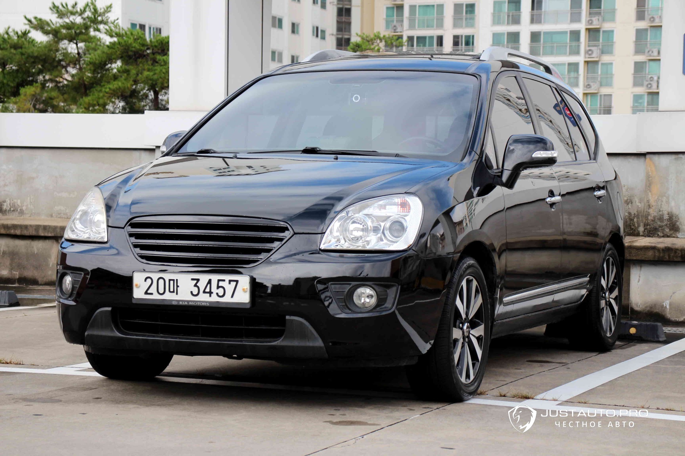 Автомобиль Kia Carens