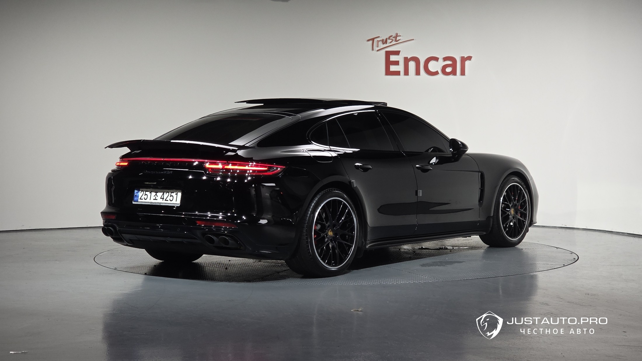 Автомобиль Porsche Panamera