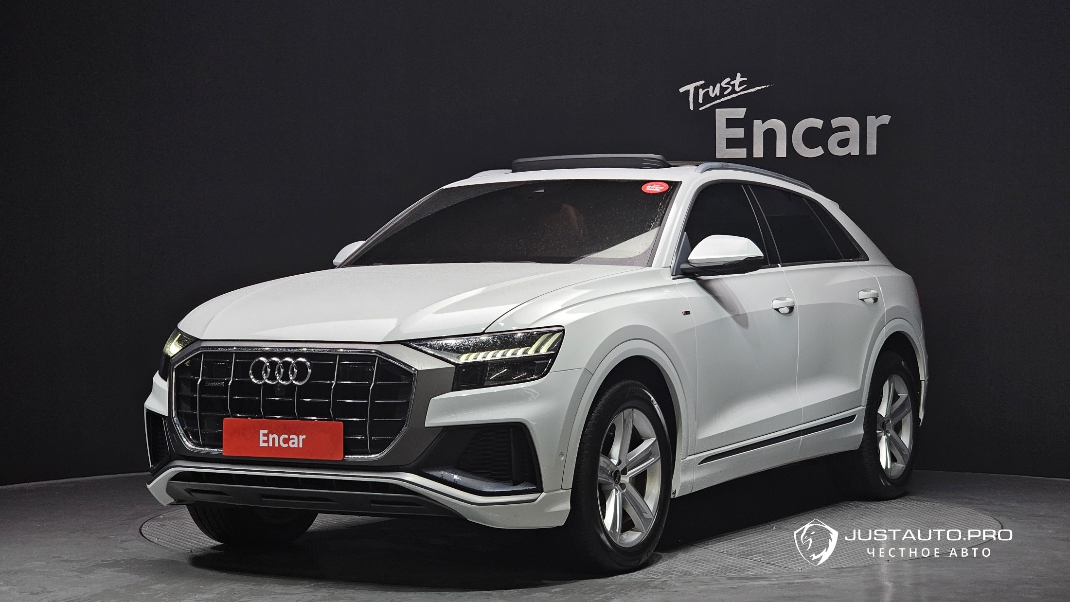 Автомобиль Audi Q8