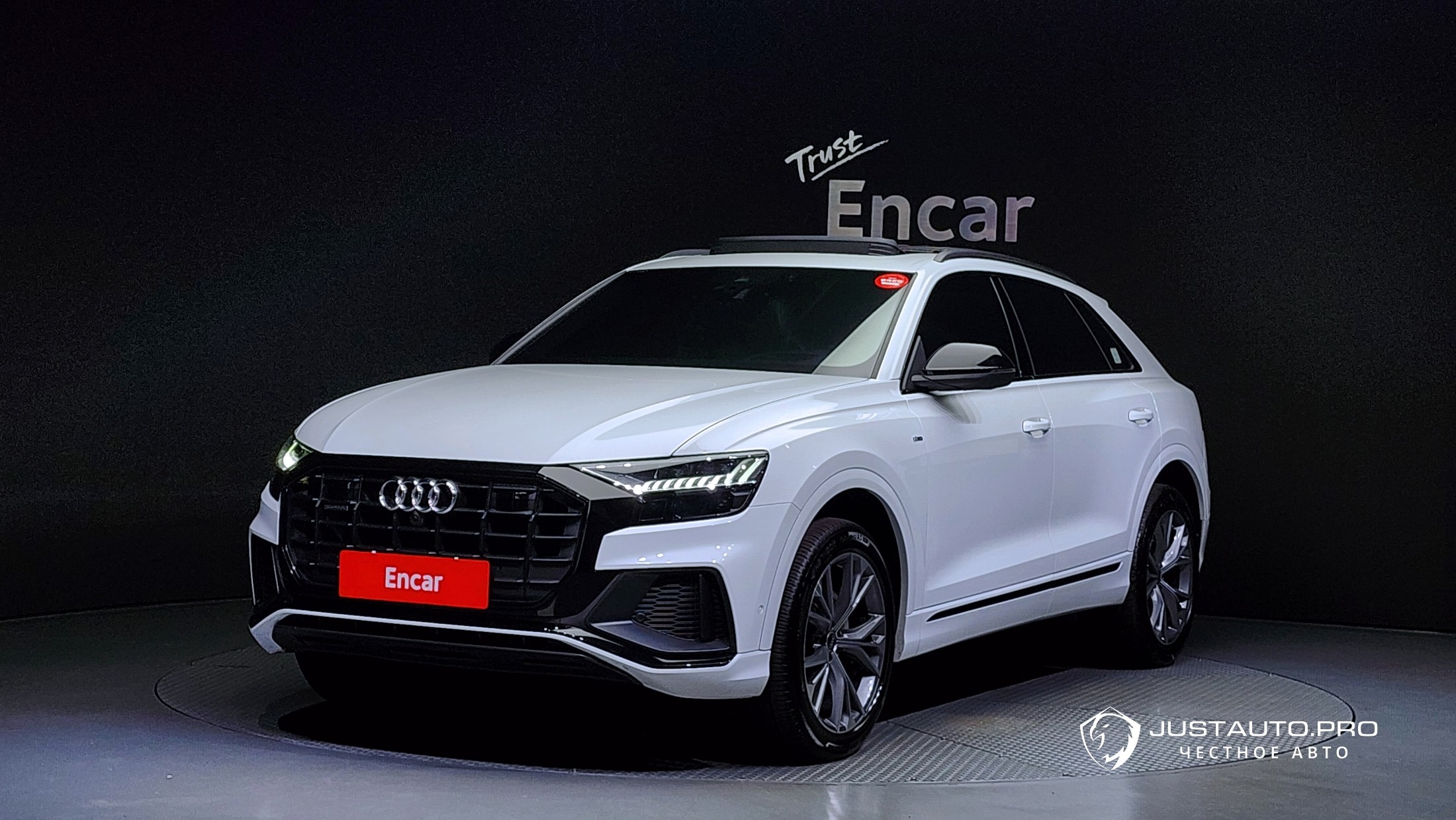 Автомобиль Audi Q8