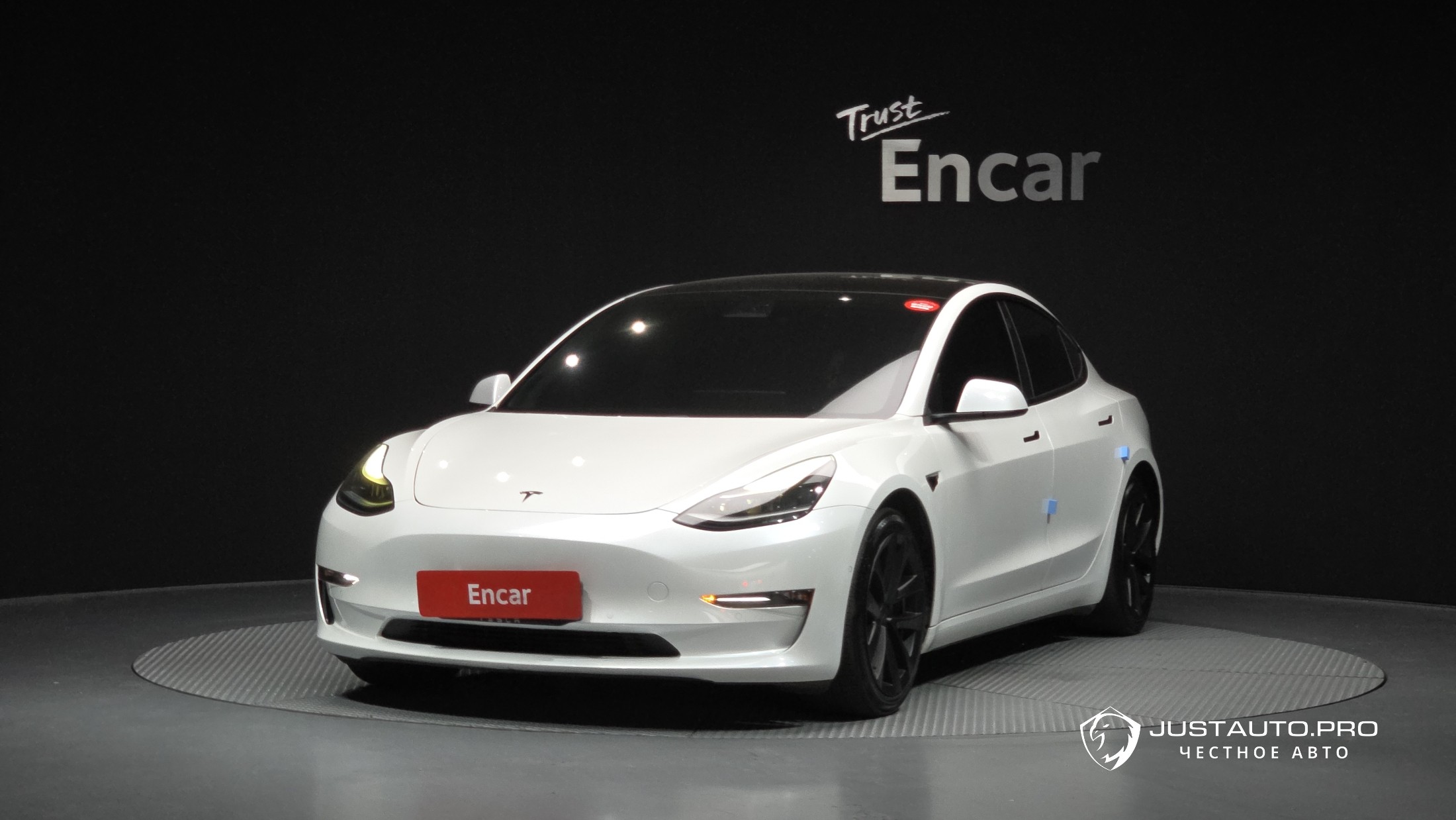 Автомобиль Tesla Model 3