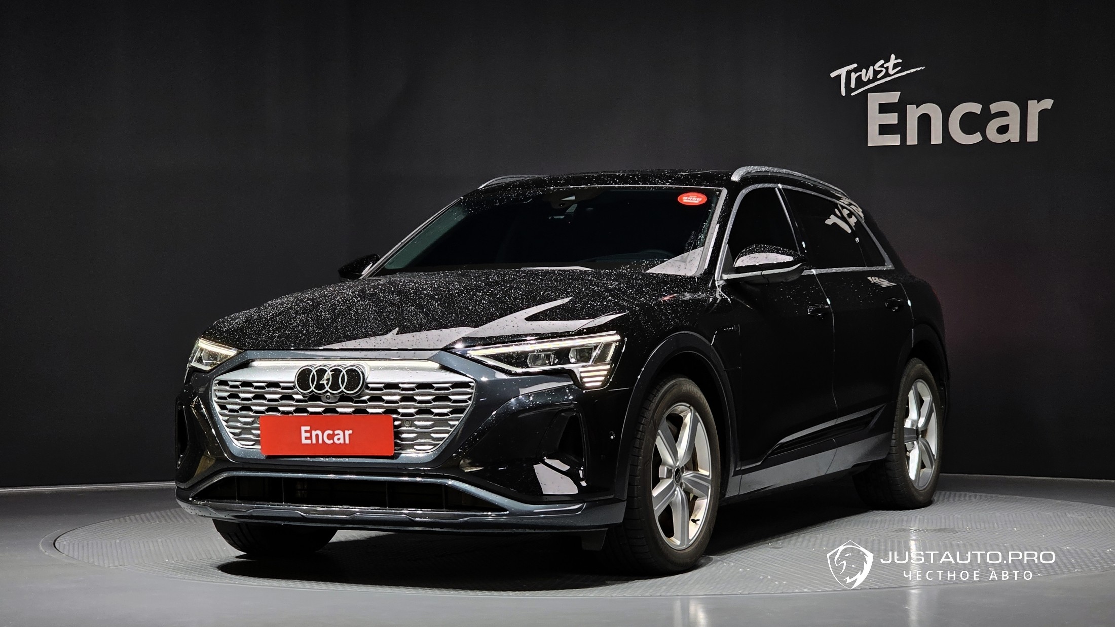 Автомобиль Audi Q8 e-tron