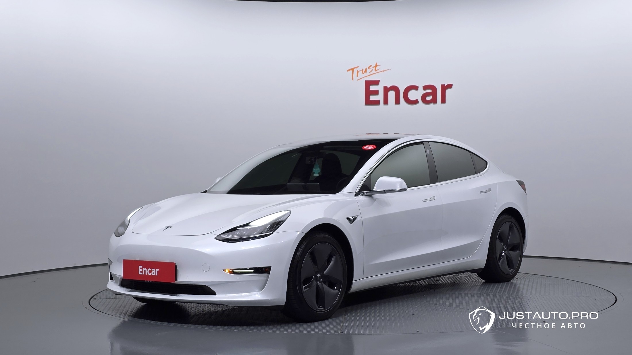 Автомобиль Tesla Model 3