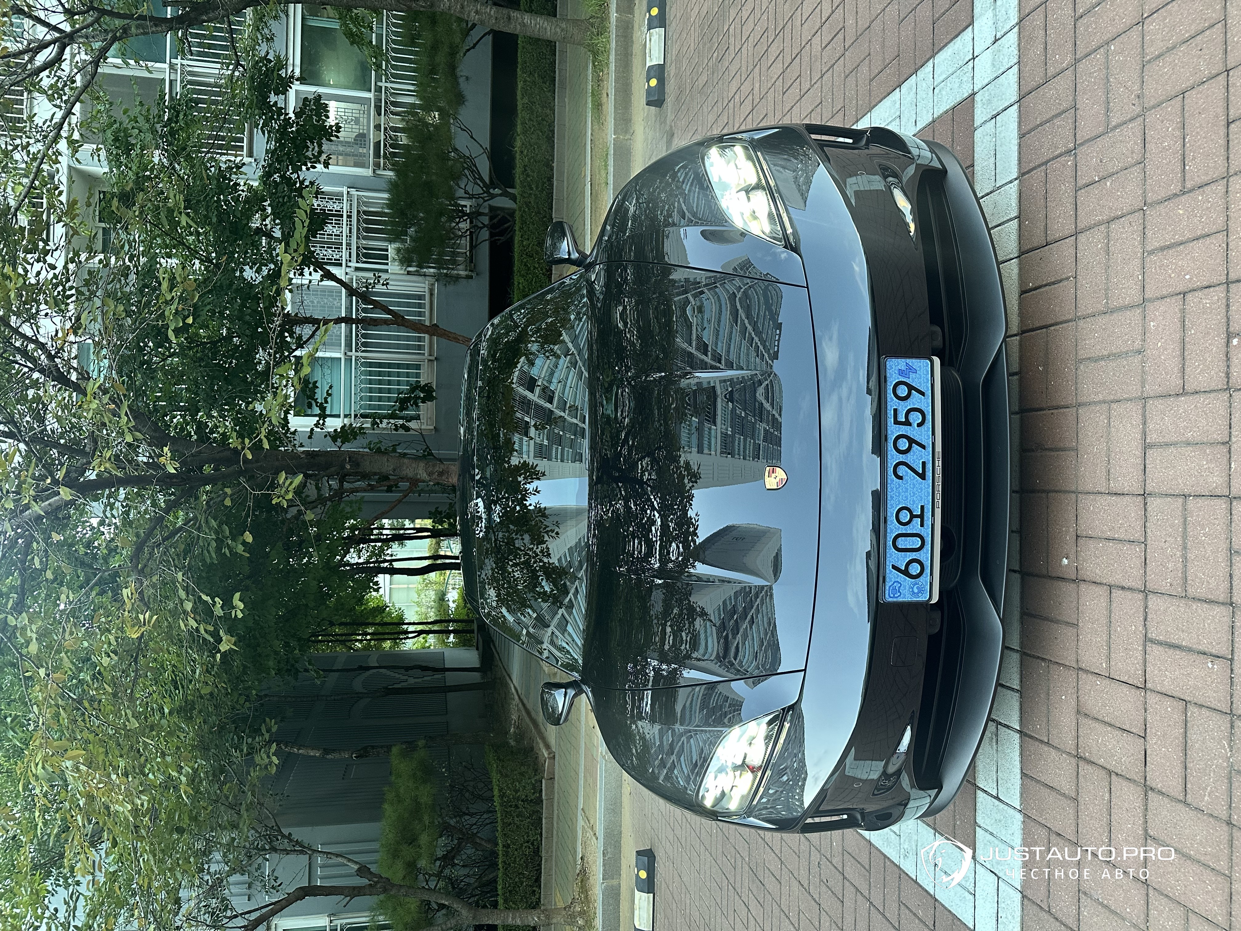 Автомобиль Porsche Taycan