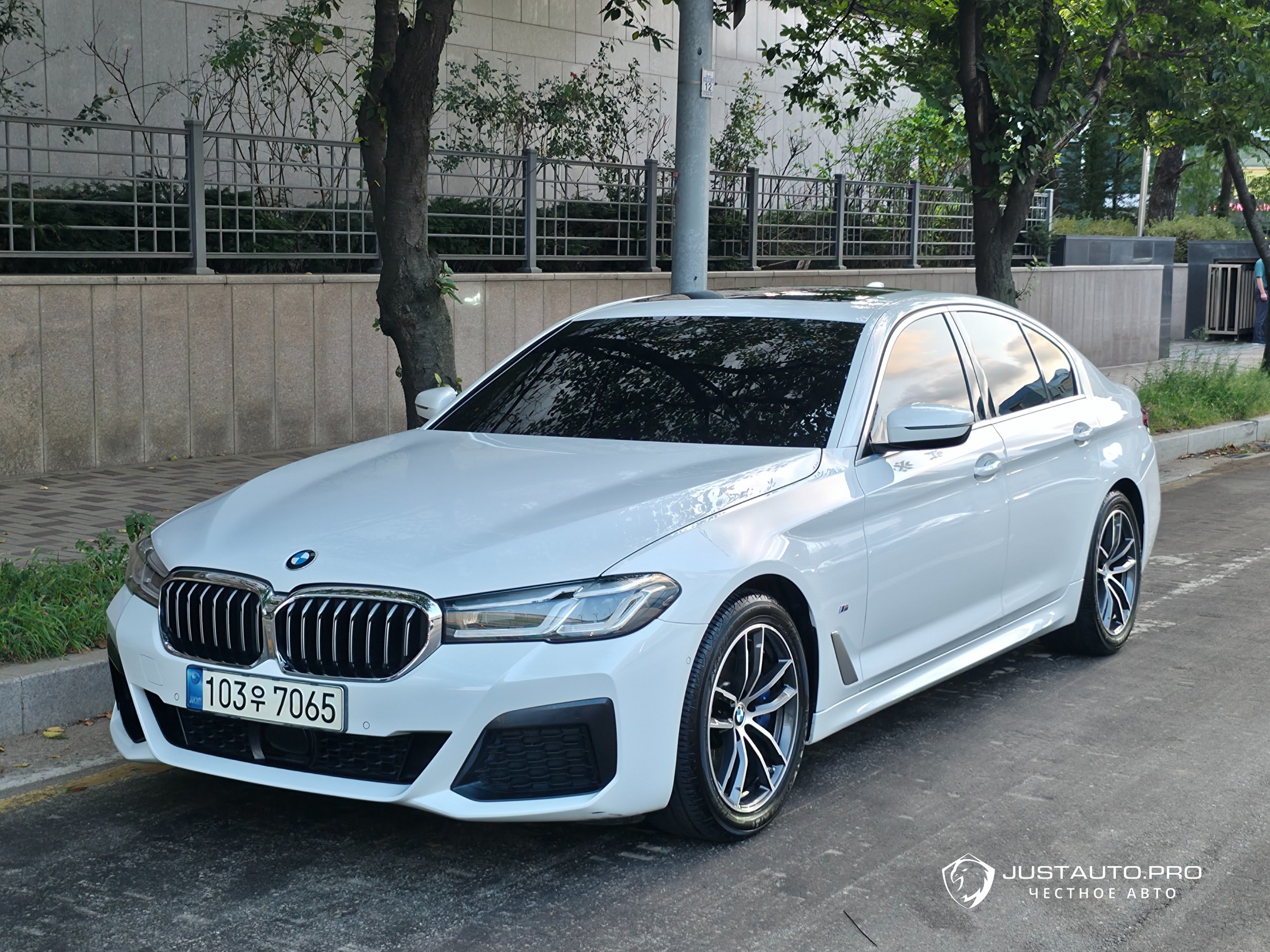 Автомобиль BMW 5-Series