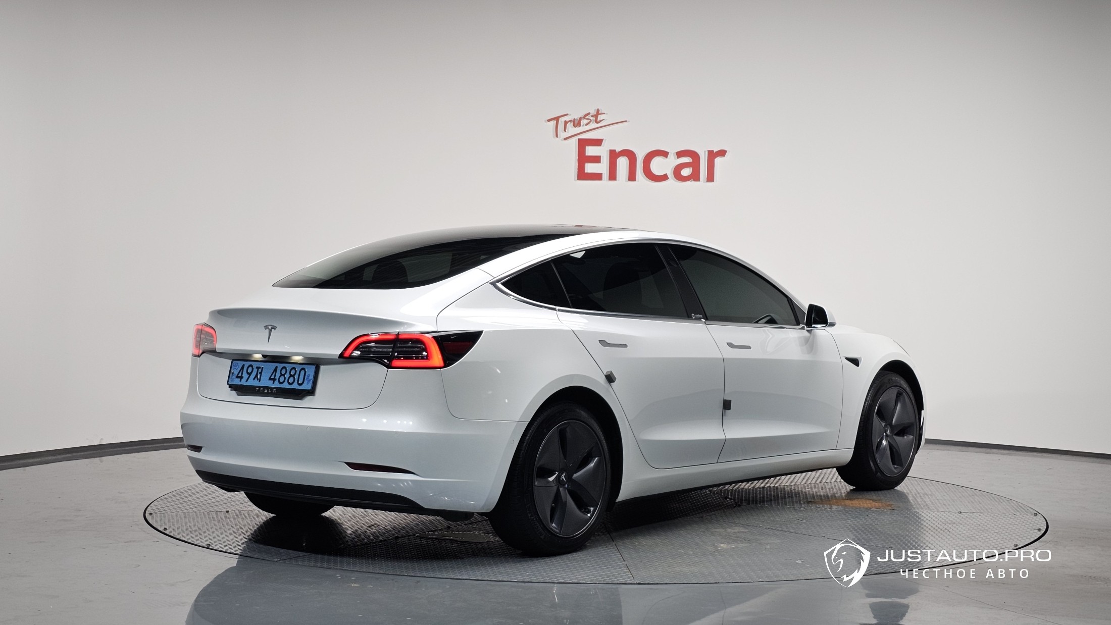 Автомобиль Tesla Model 3