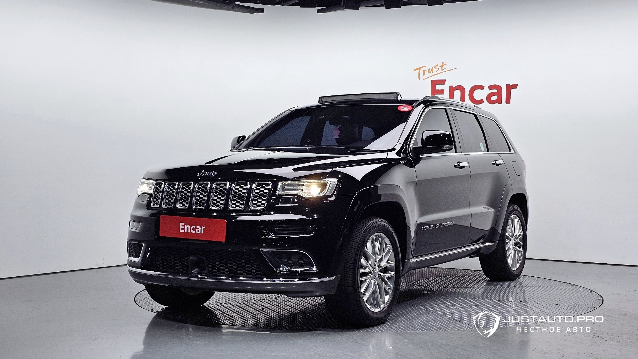 Автомобиль Jeep Cherokee