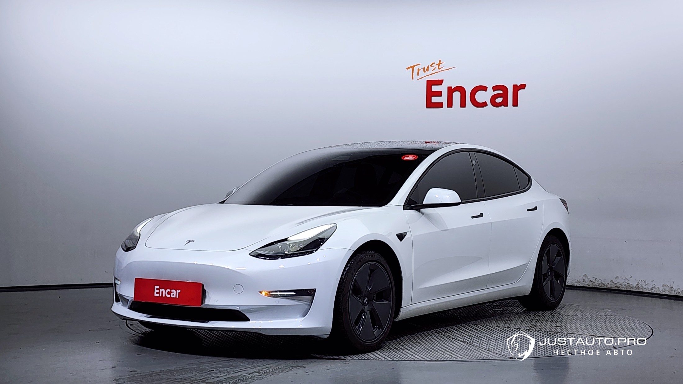 Автомобиль Tesla Model 3