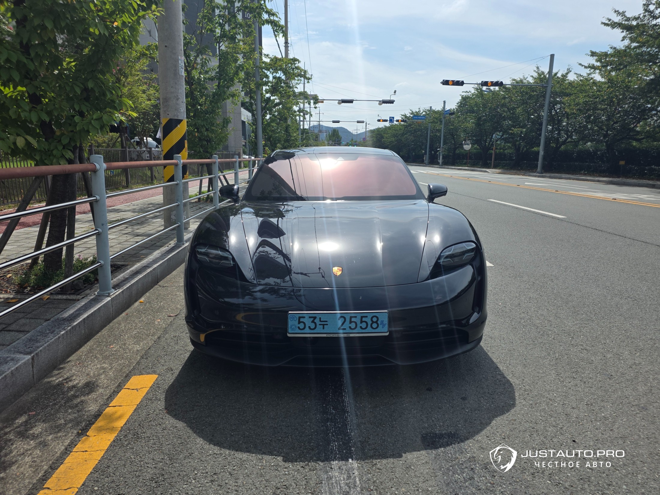 Автомобиль Porsche Taycan