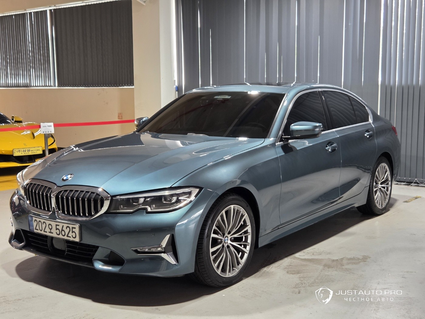 Автомобиль BMW 3-Series