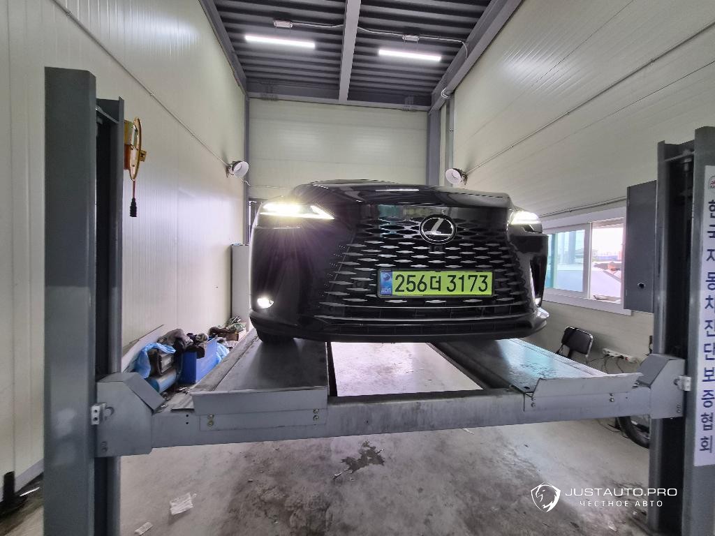 Автомобиль Lexus RX
