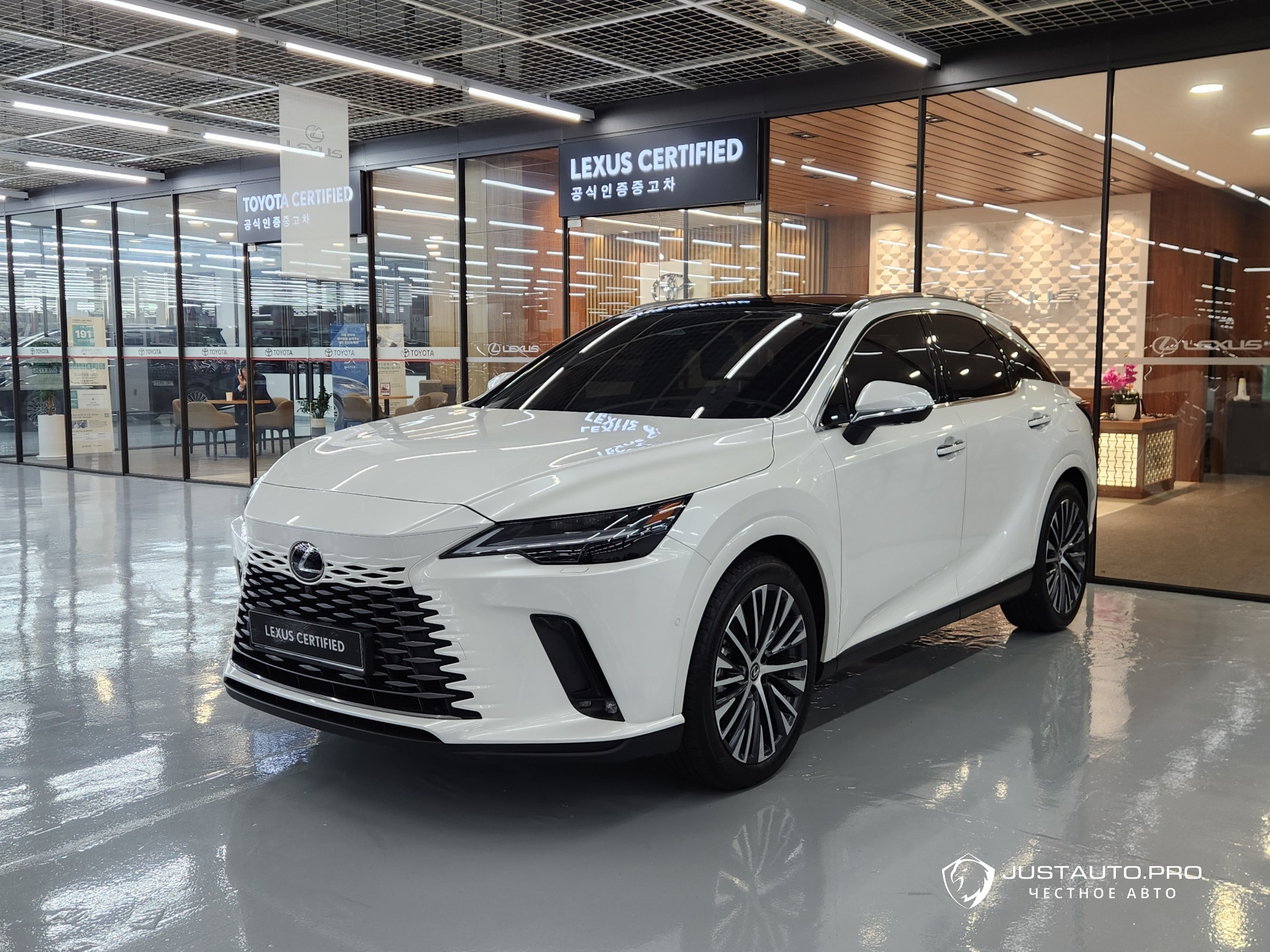 Автомобиль Lexus RX