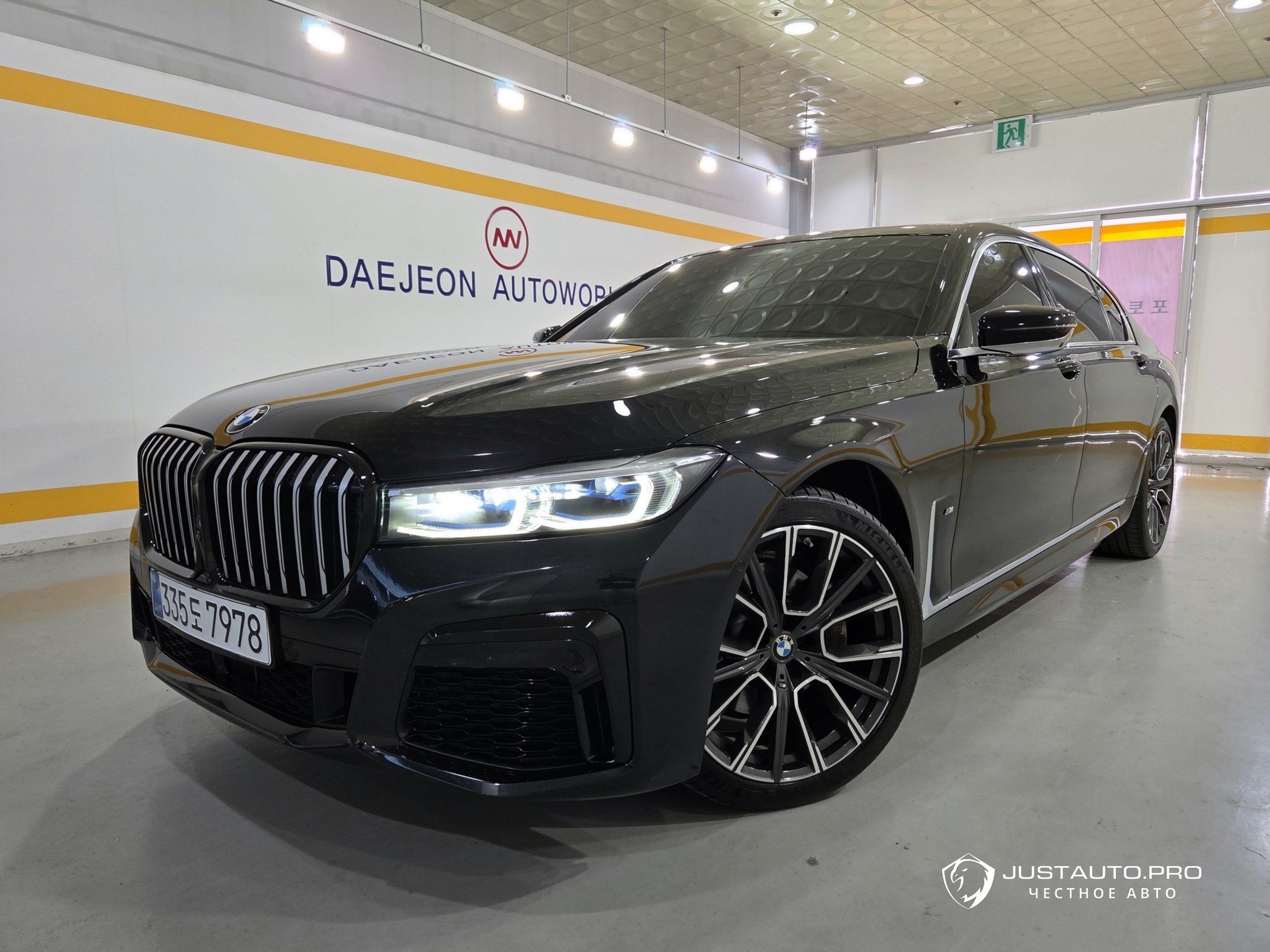Автомобиль BMW 7-Series