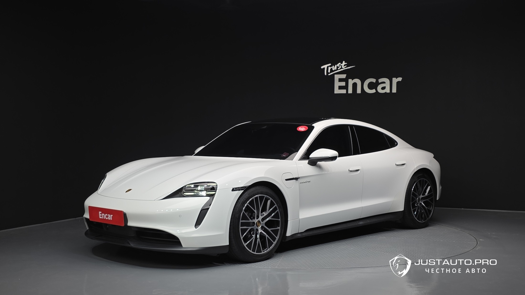 Автомобиль Porsche Taycan