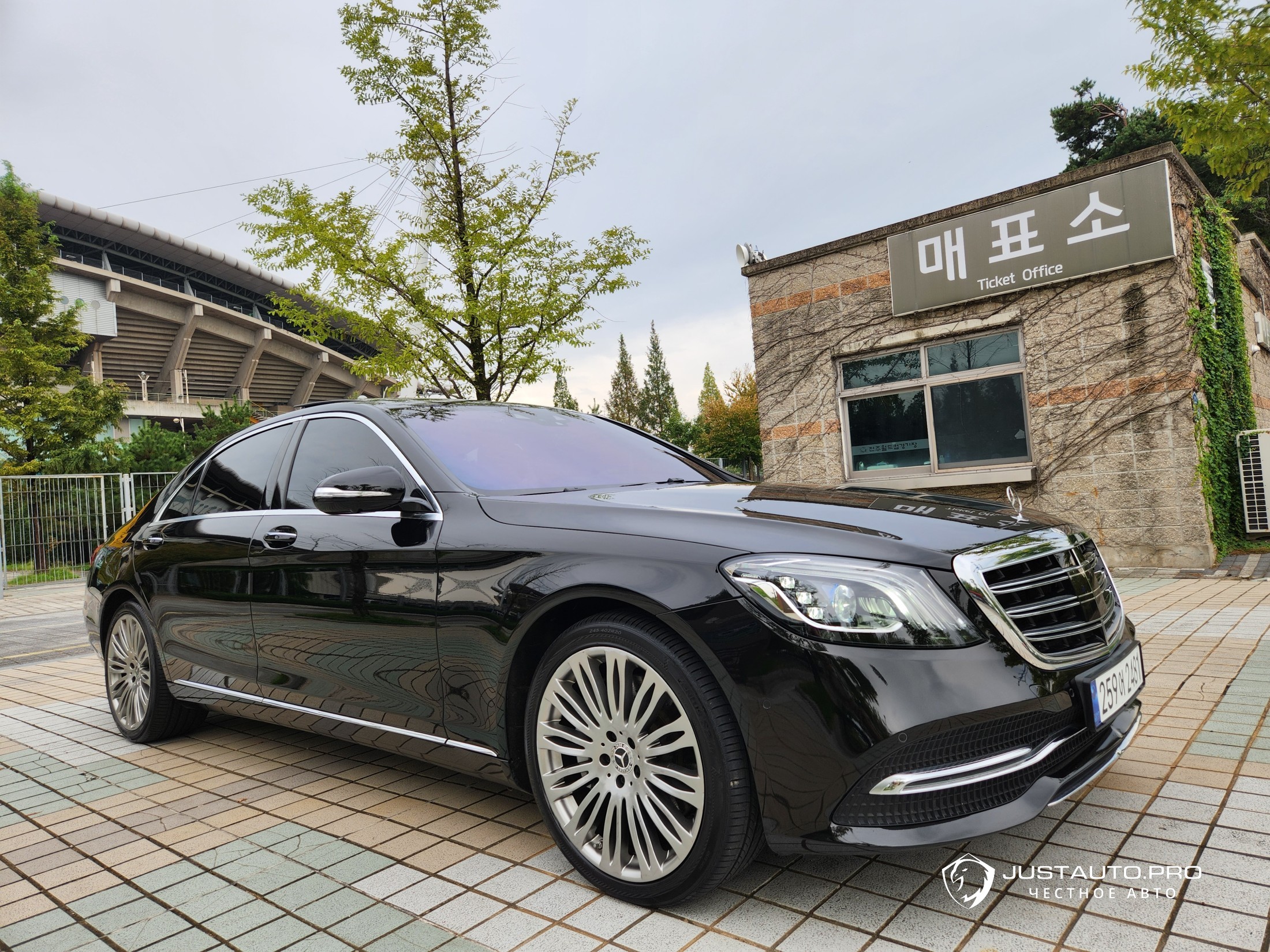 Автомобиль Mercedes-Benz S-Class