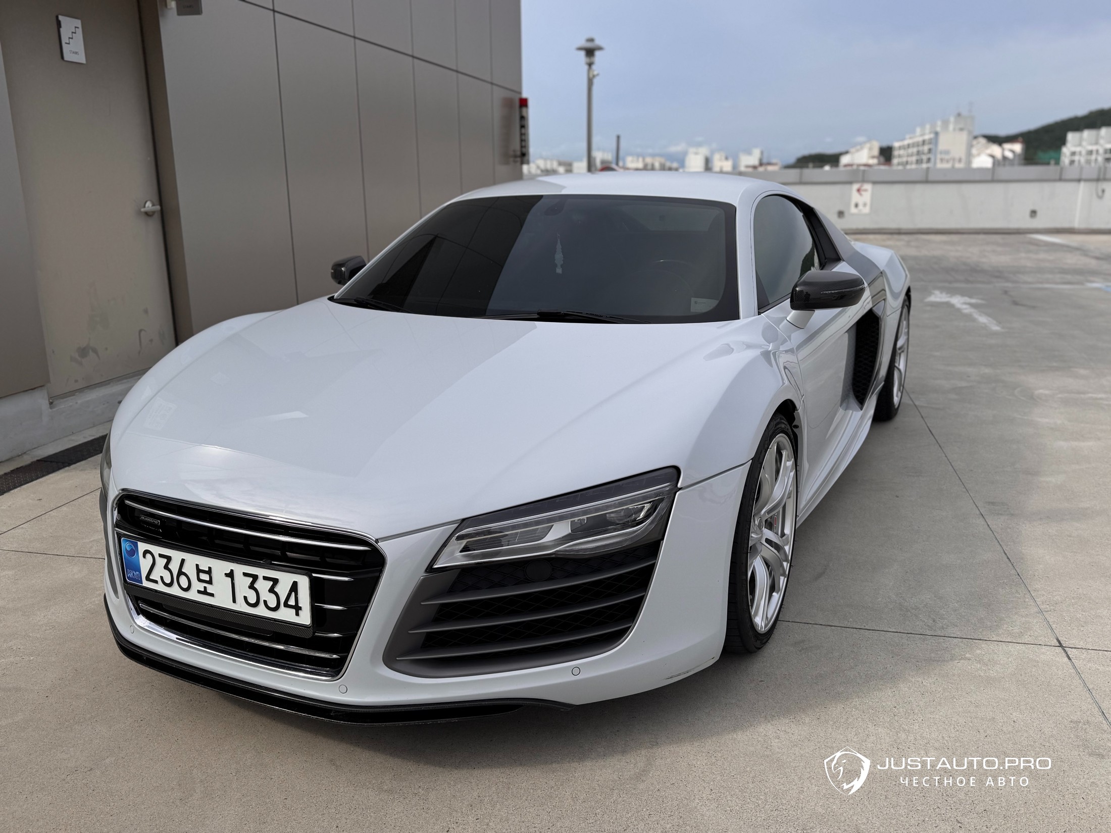 Автомобиль Audi R8