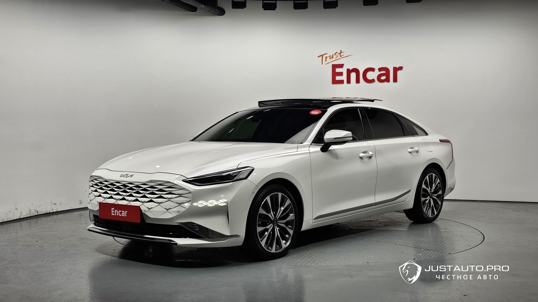 Автомобиль Kia K8