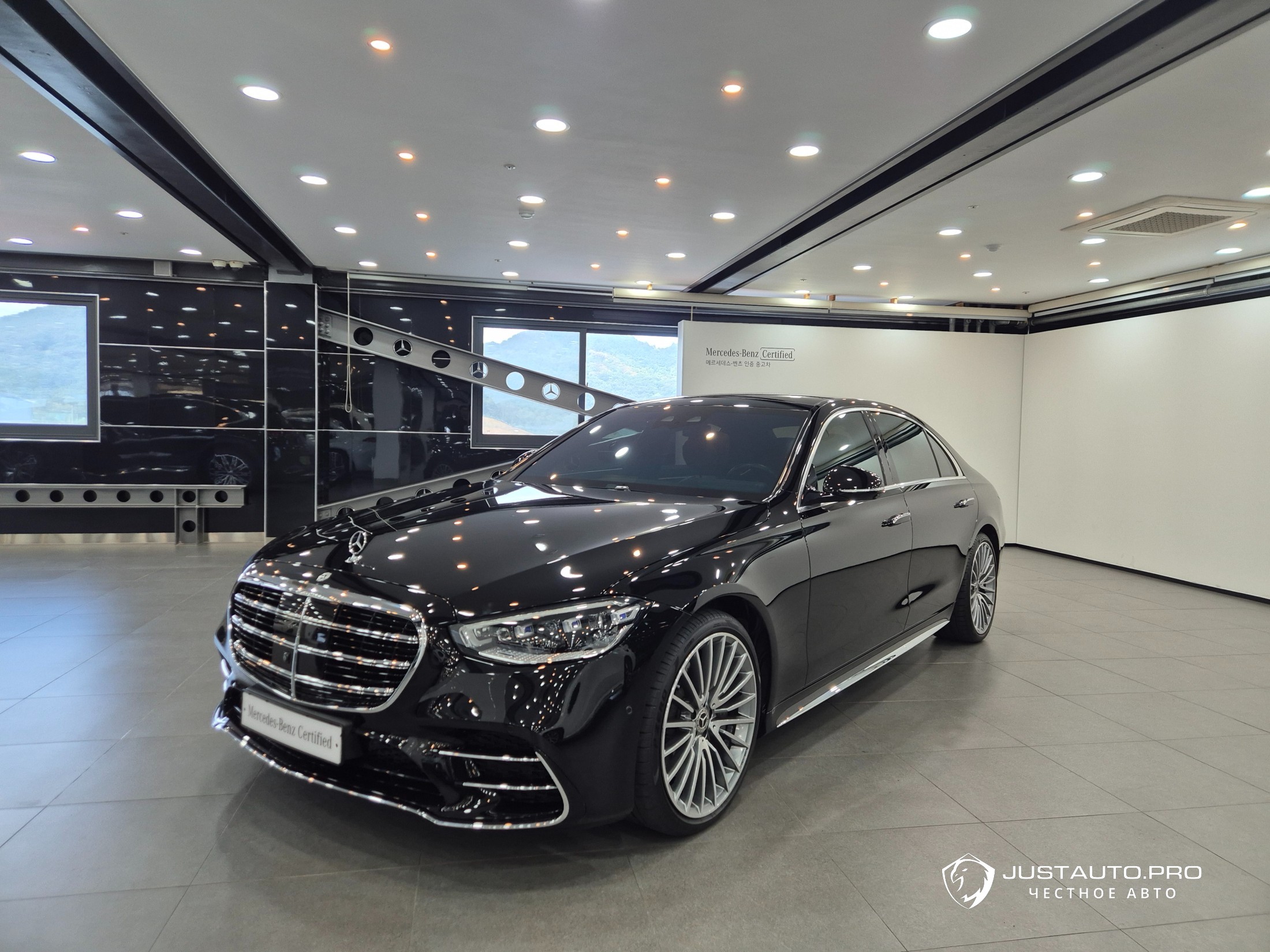 Автомобиль Mercedes-Benz S-Class