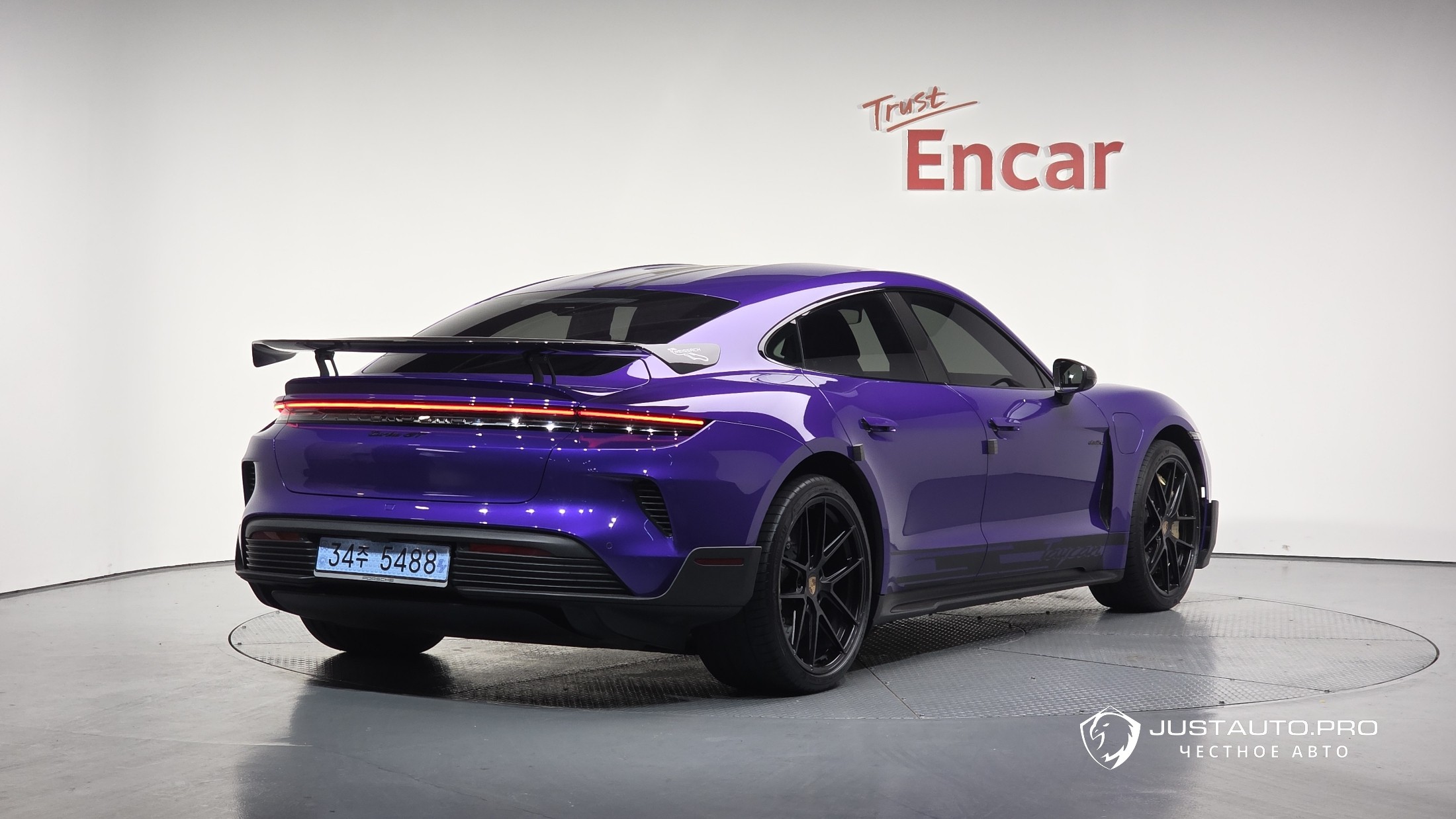 Автомобиль Porsche Taycan