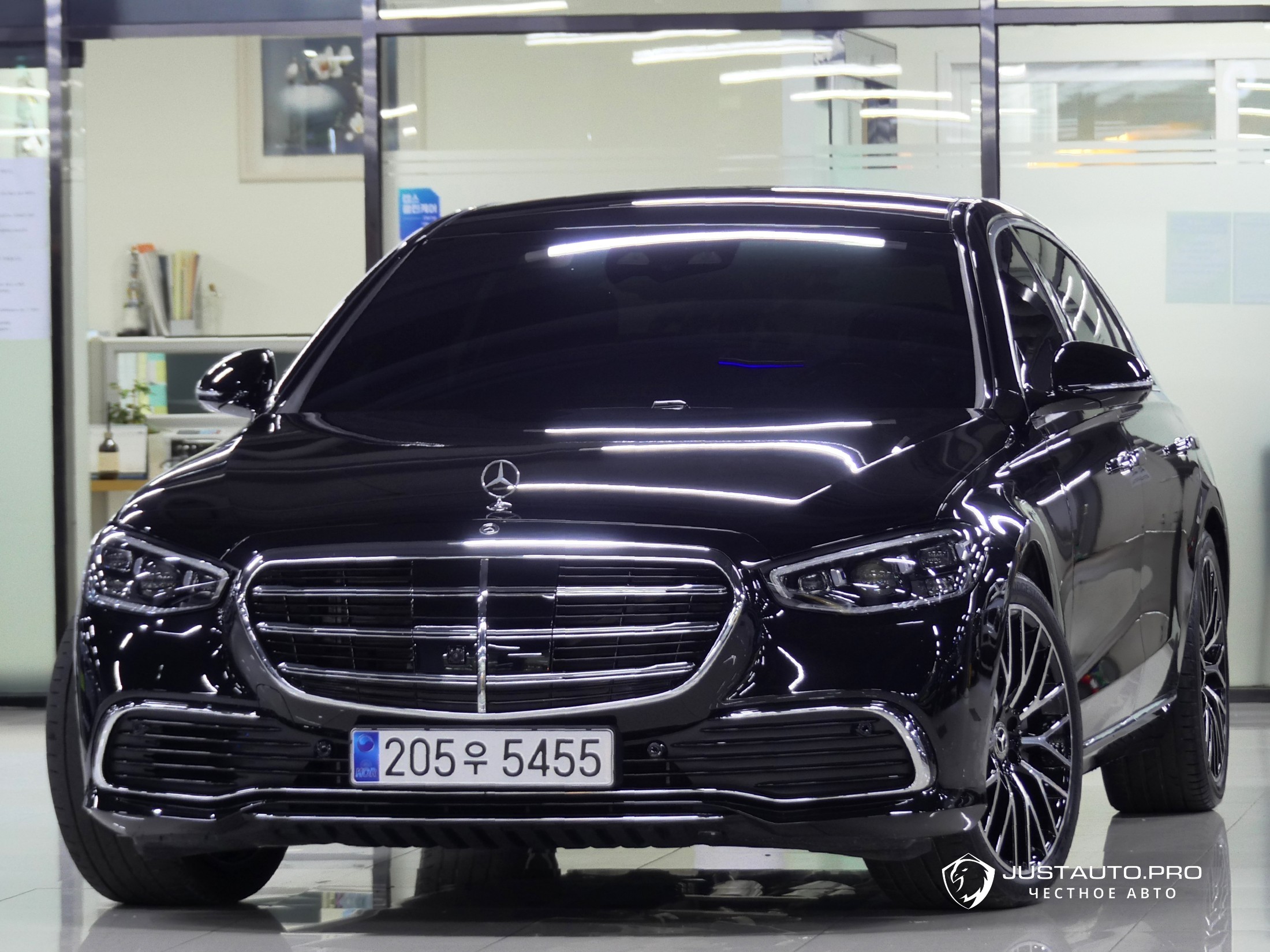 Автомобиль Mercedes-Benz S-Class
