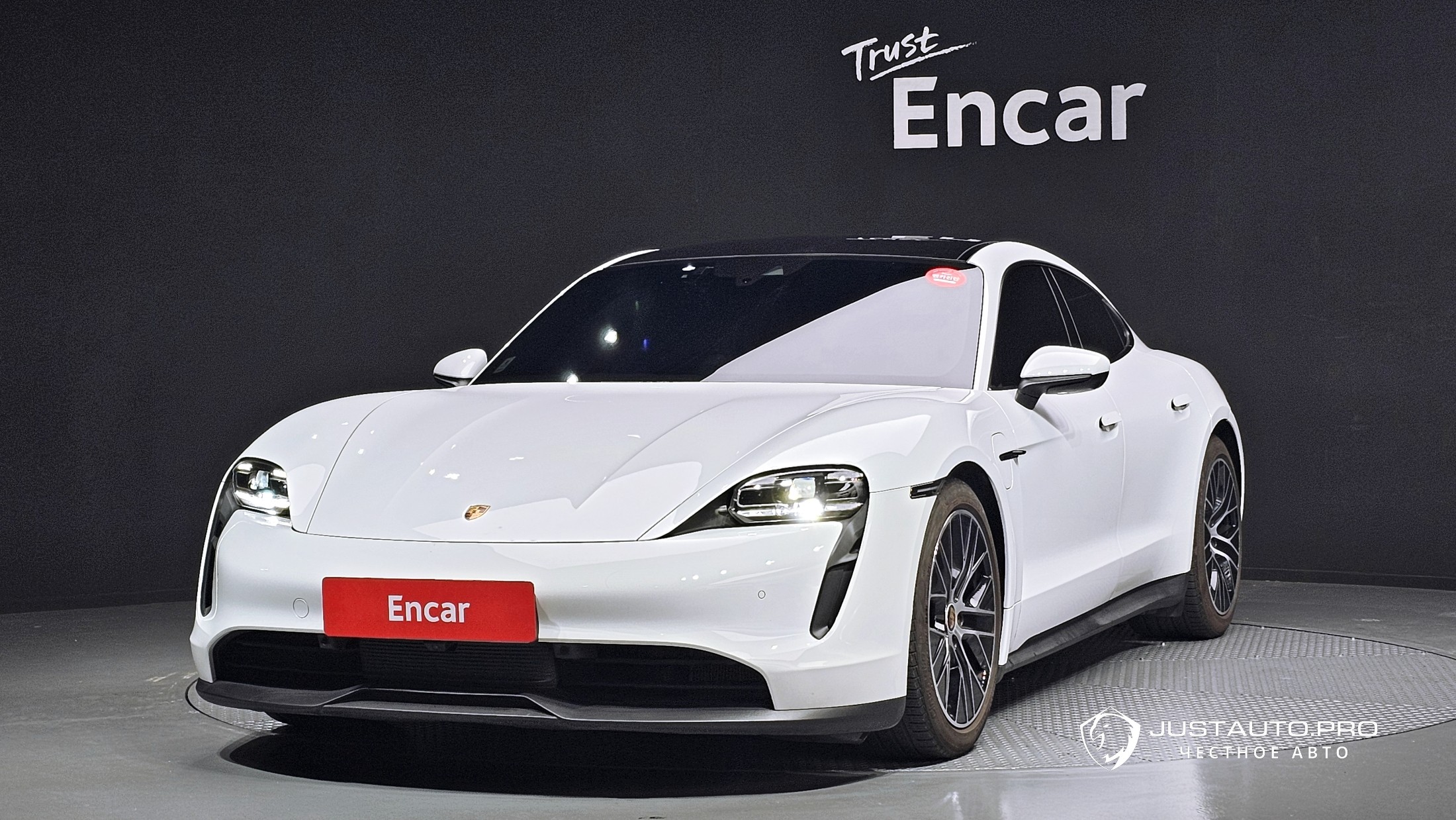 Автомобиль Porsche Taycan