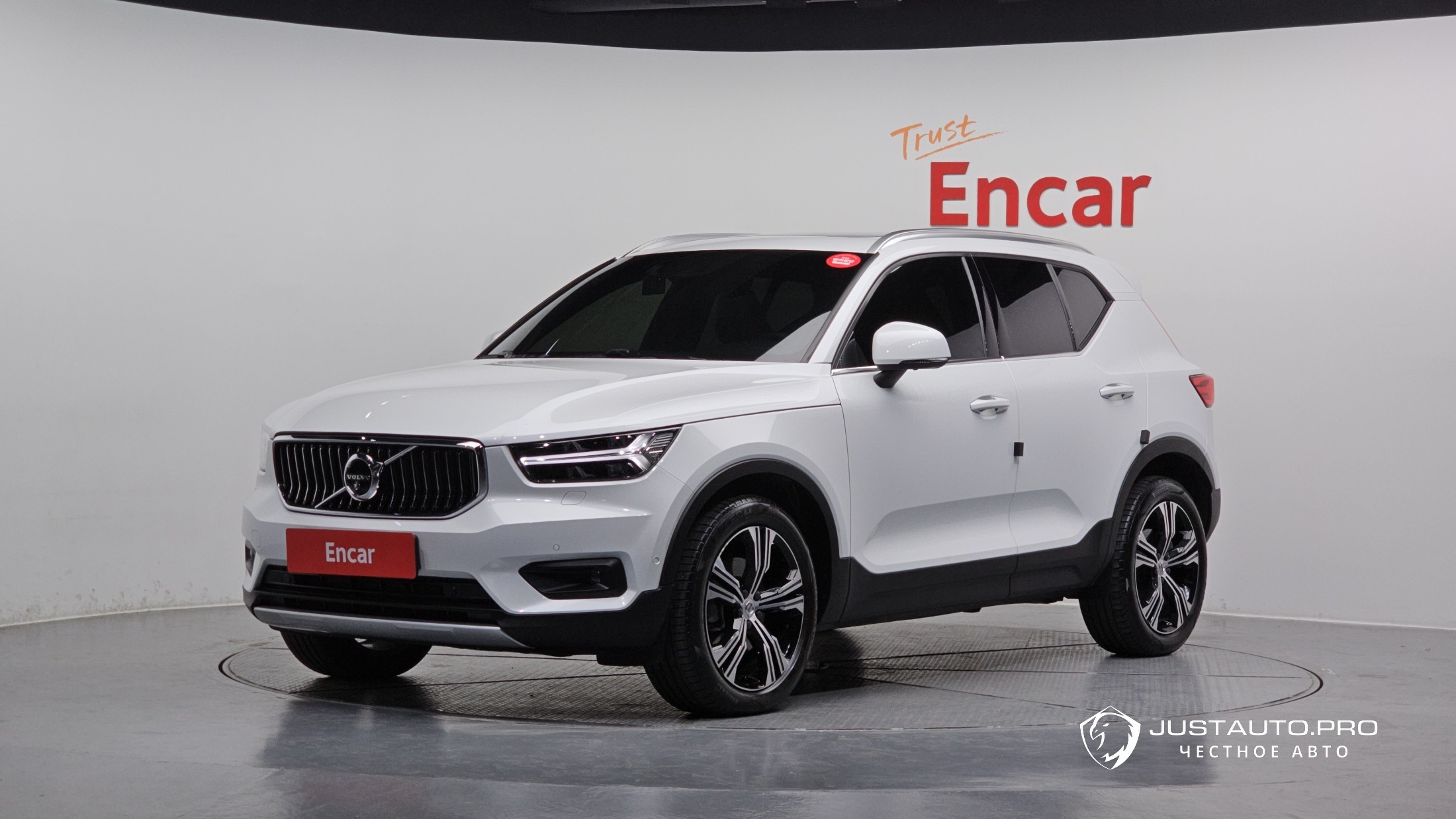 Автомобиль Volvo XC40
