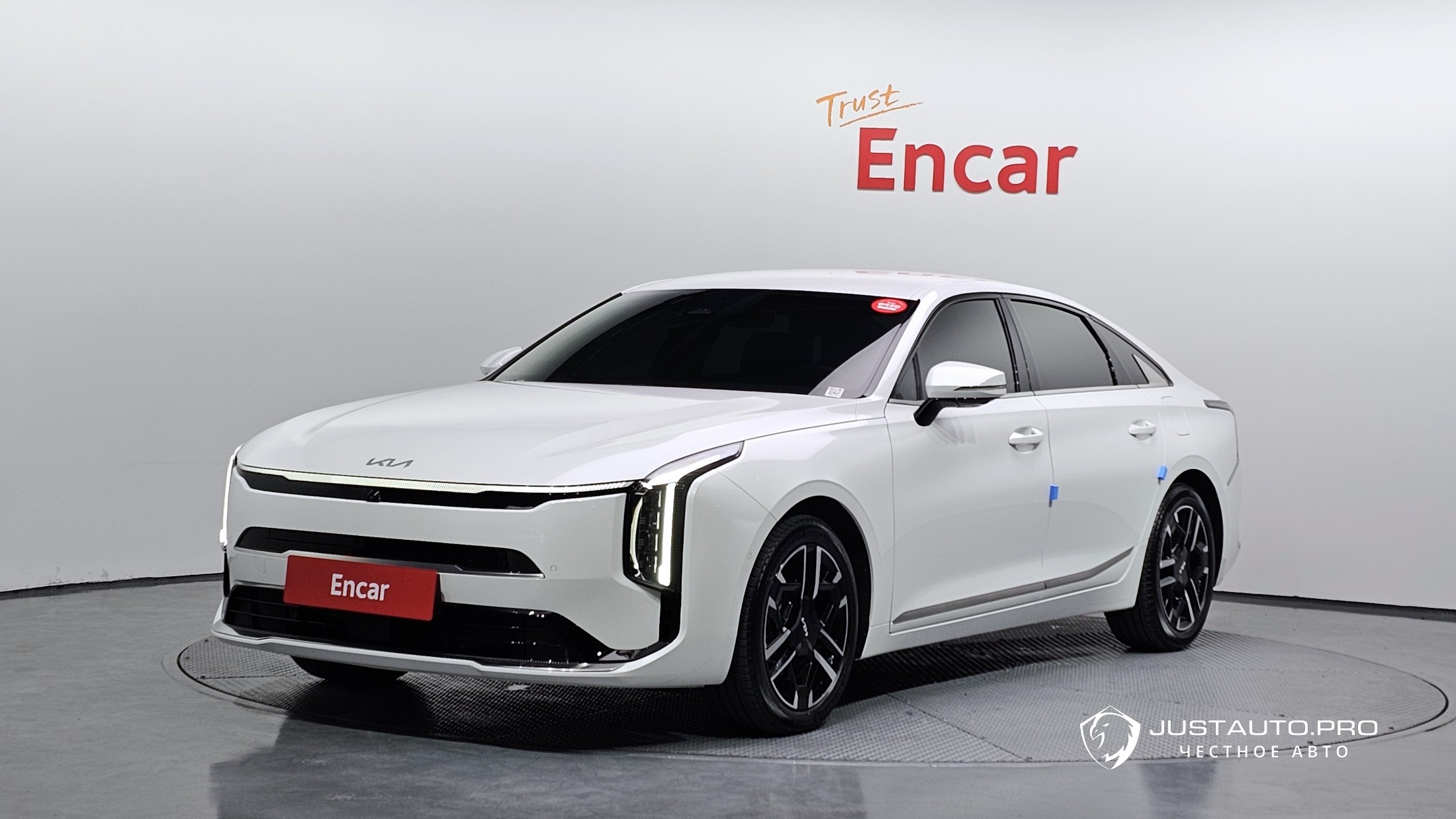 Автомобиль Kia K8