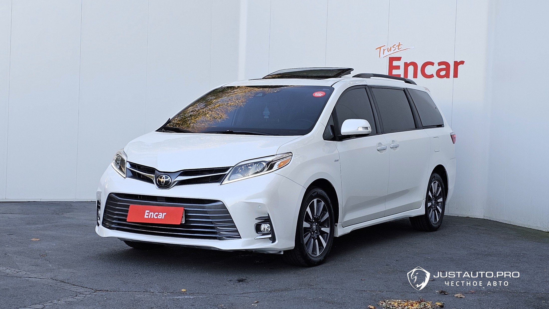 Автомобиль Toyota Sienna