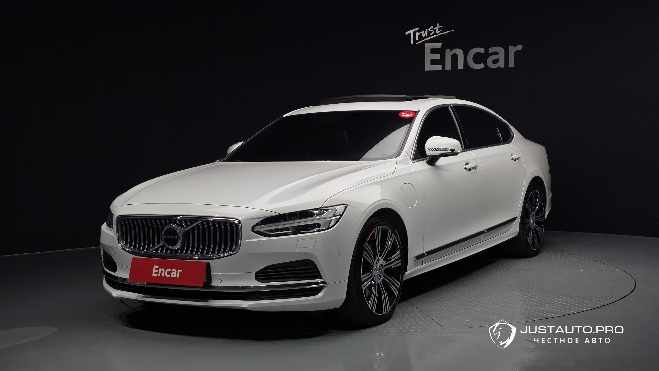 Автомобиль Volvo S90