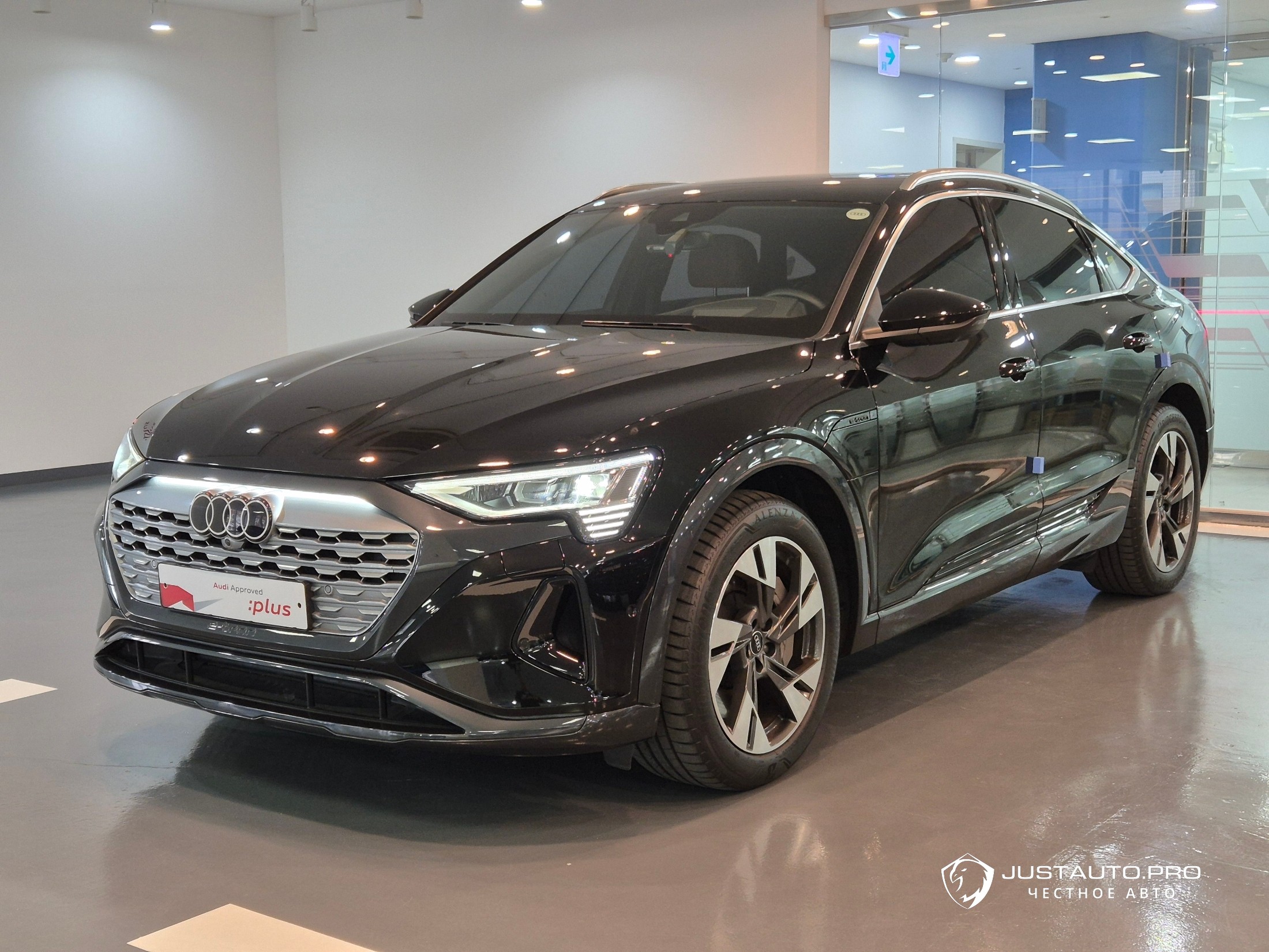 Автомобиль Audi Q8 e-tron