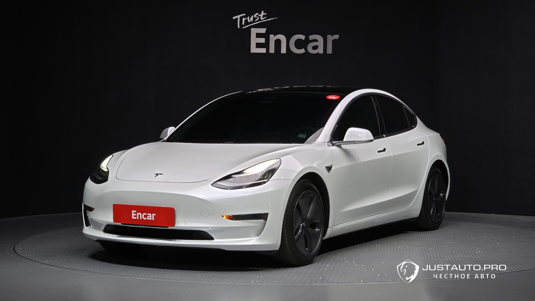Автомобиль Tesla Model 3