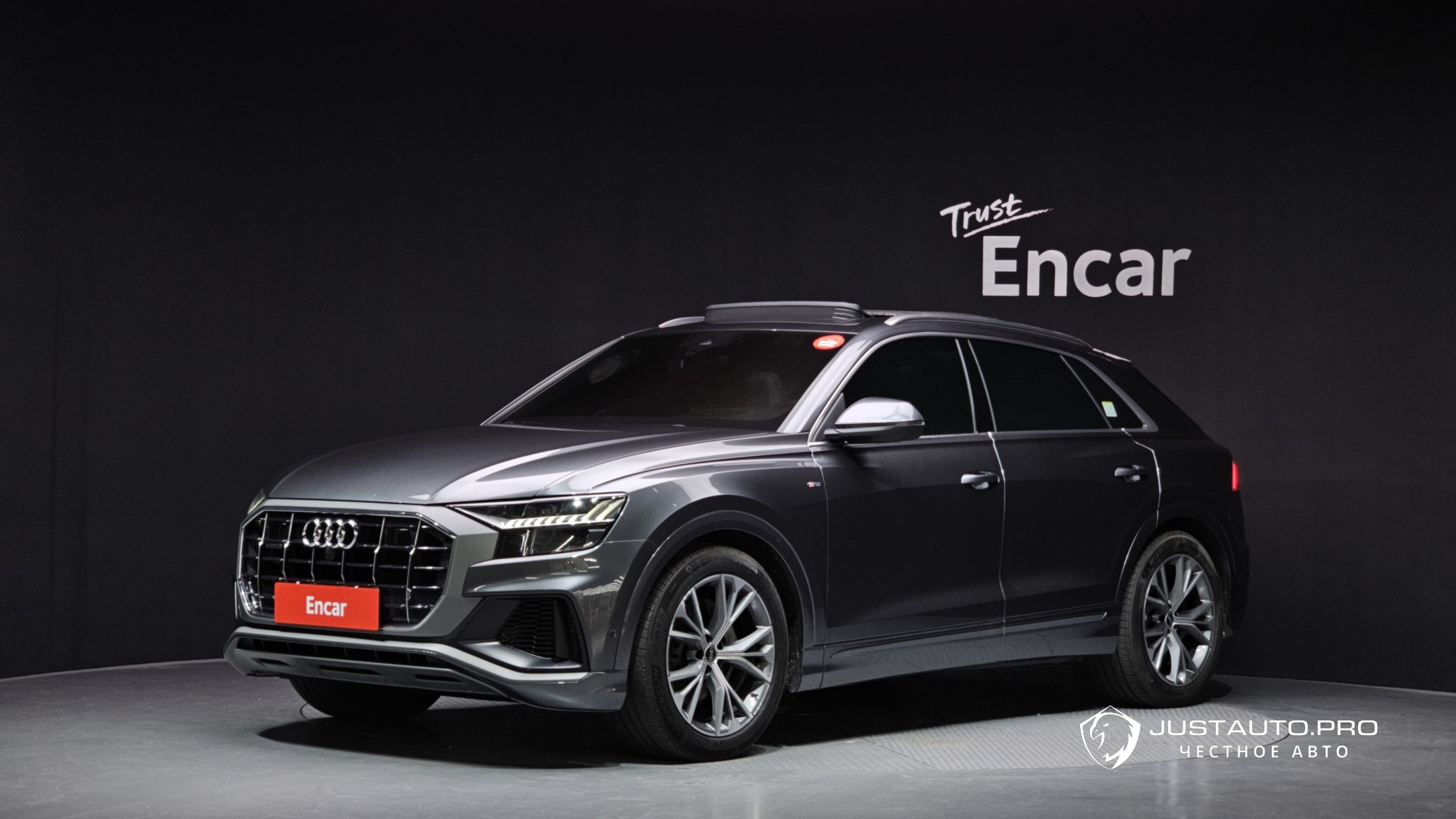 Автомобиль Audi Q8