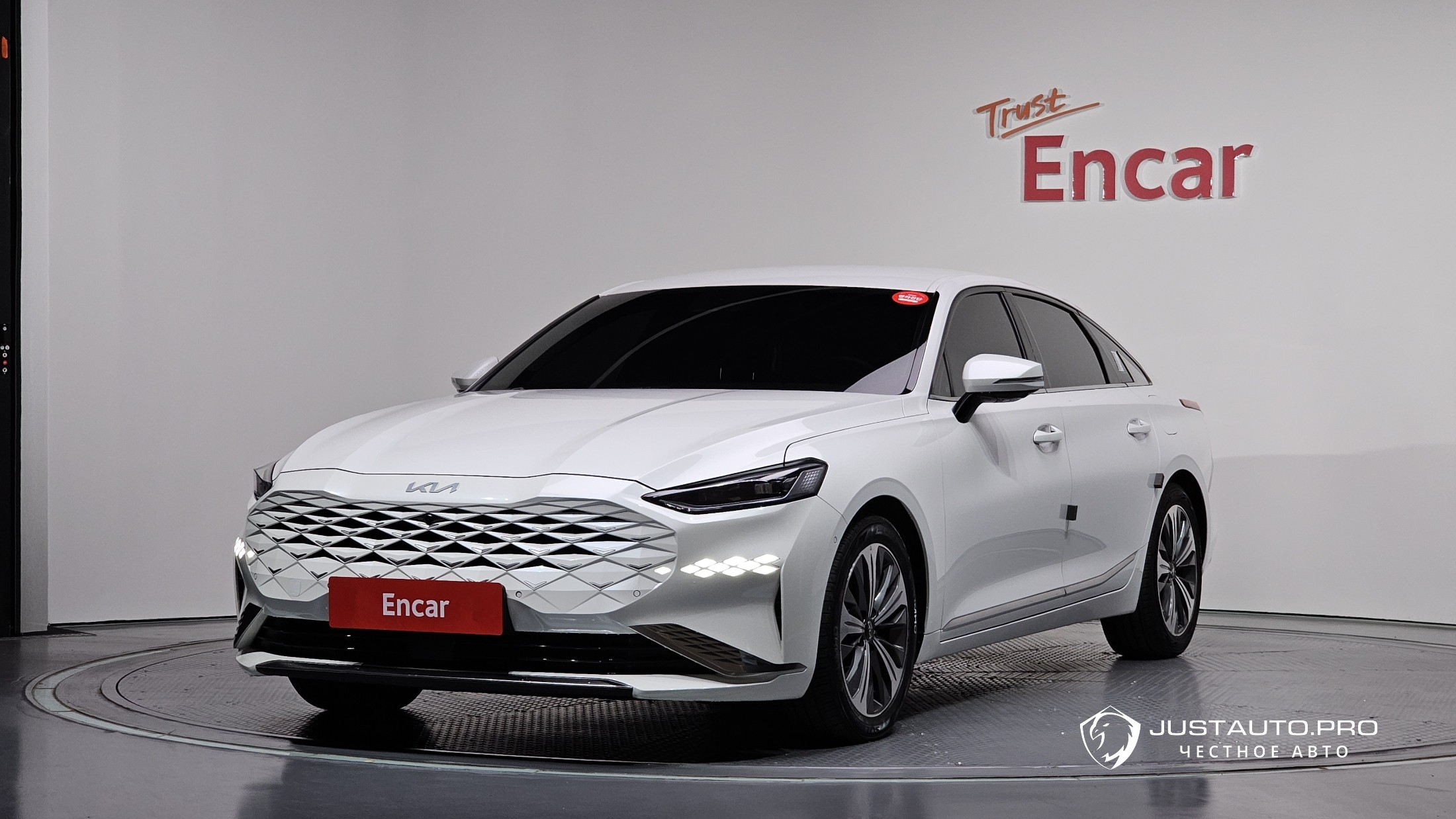 Автомобиль Kia K8