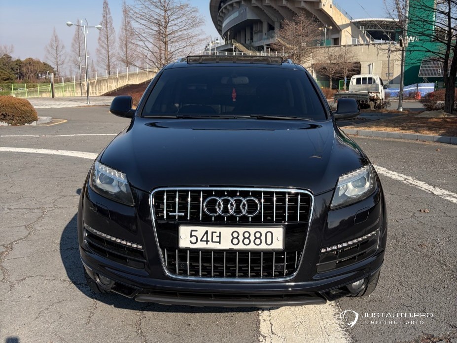 Автомобиль Audi Q7