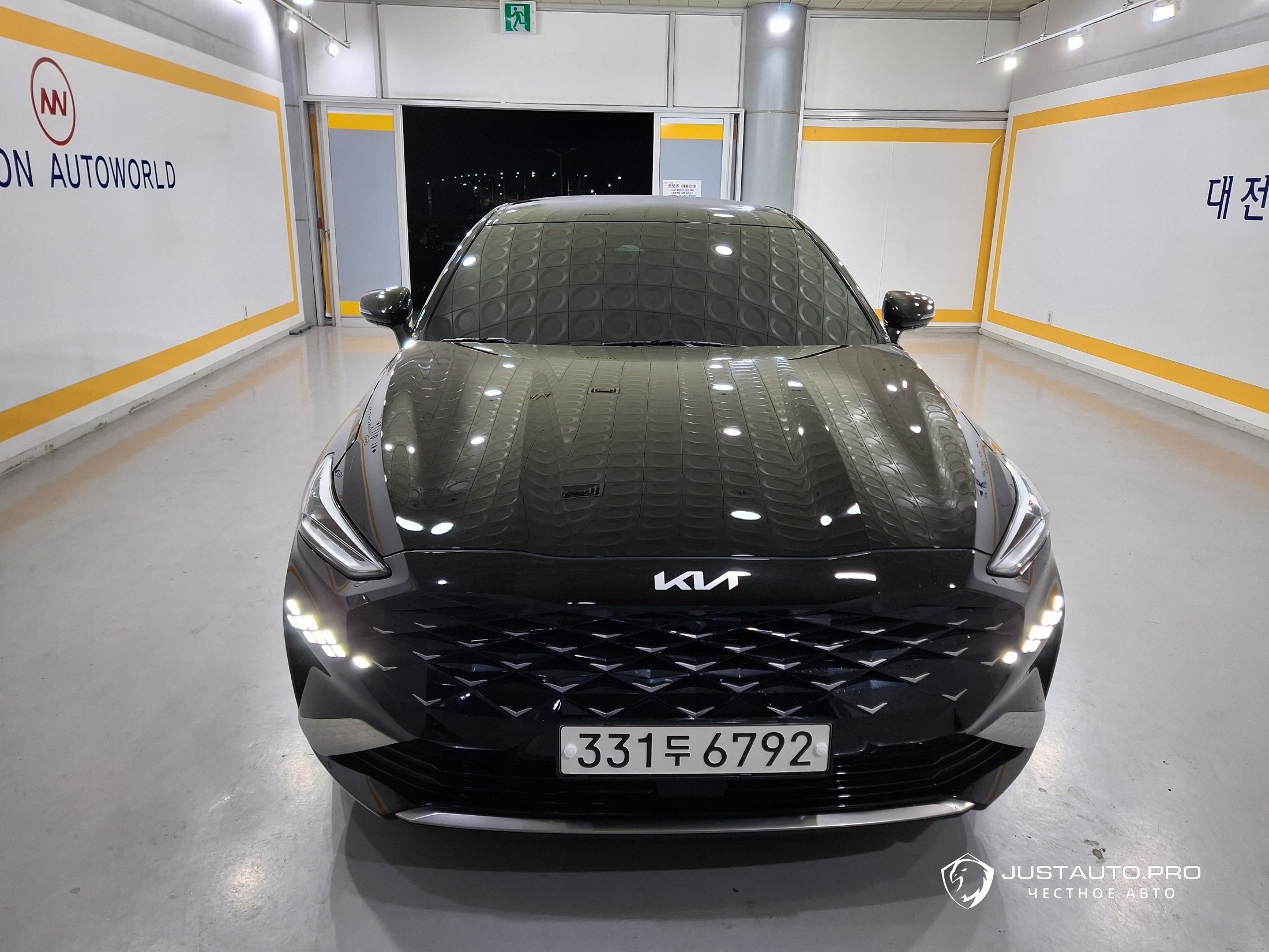 Автомобиль Kia K8