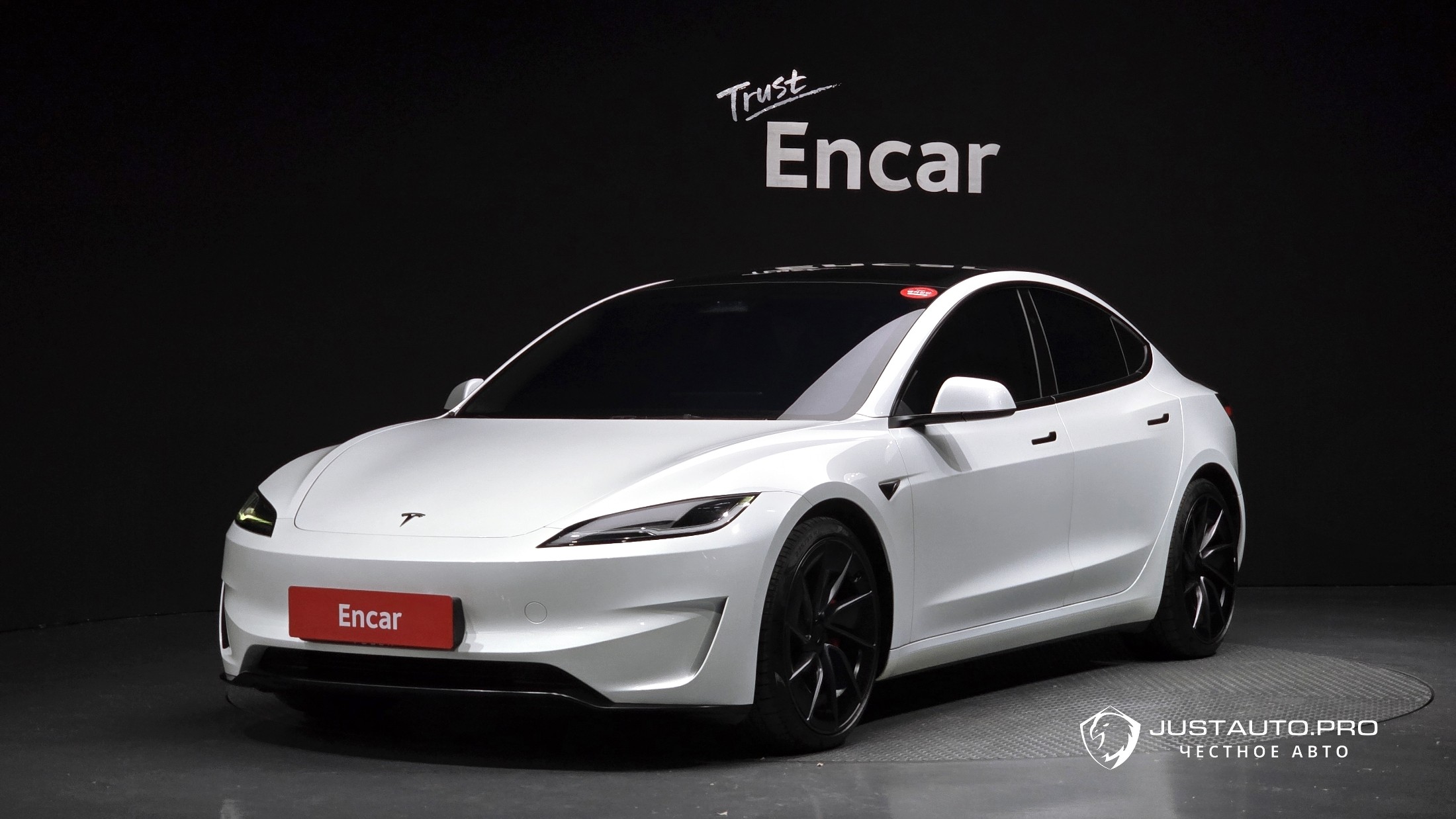 Автомобиль Tesla Model 3