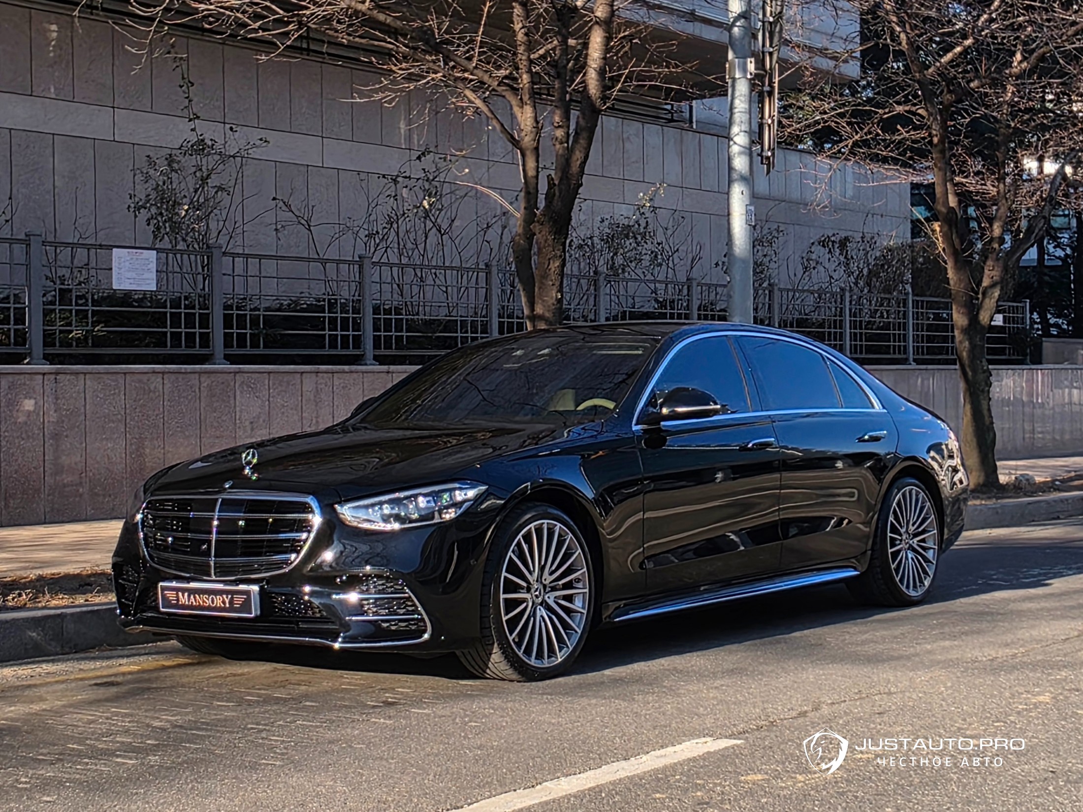 Автомобиль Mercedes-Benz S-Class
