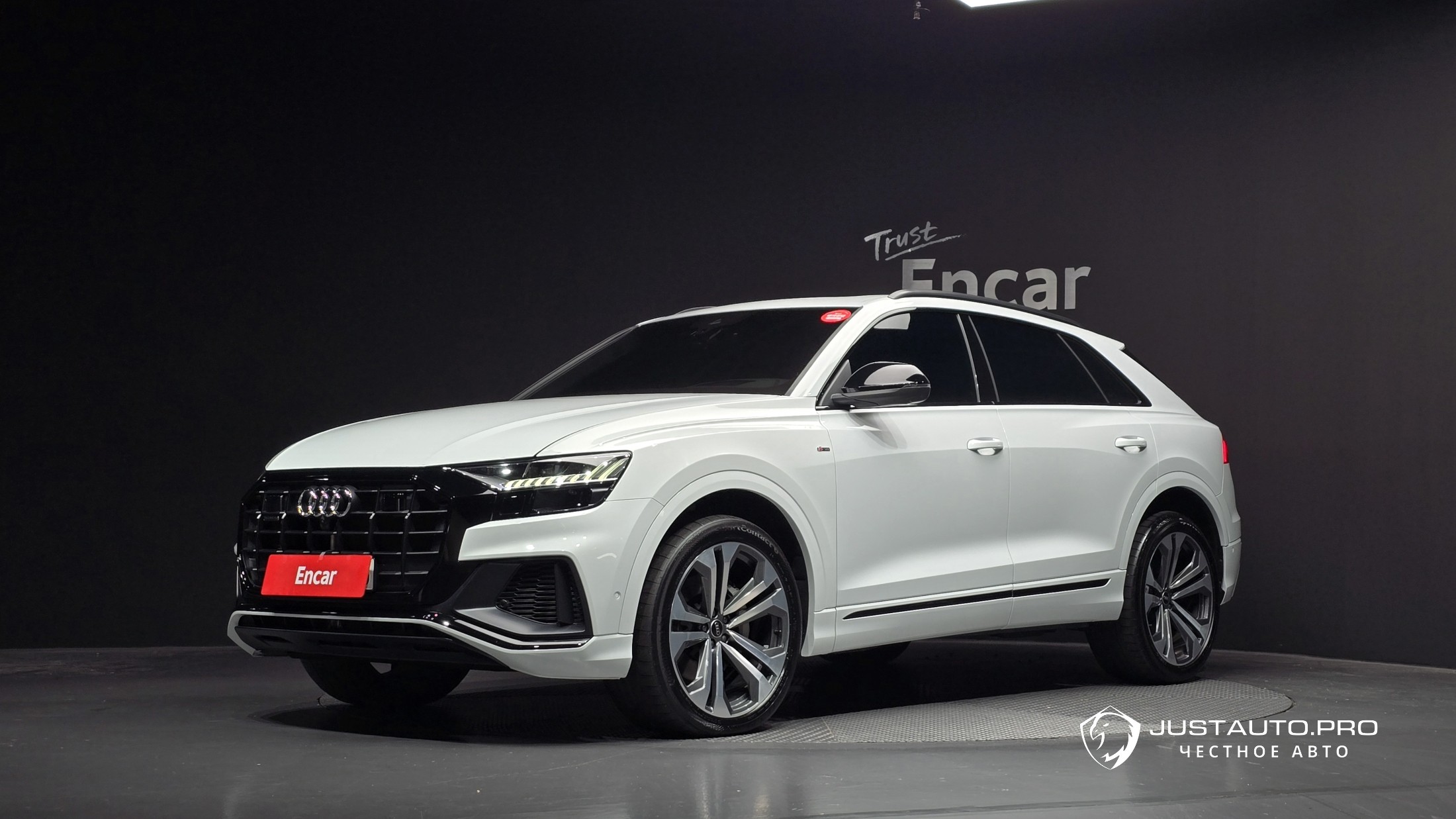 Автомобиль Audi Q8