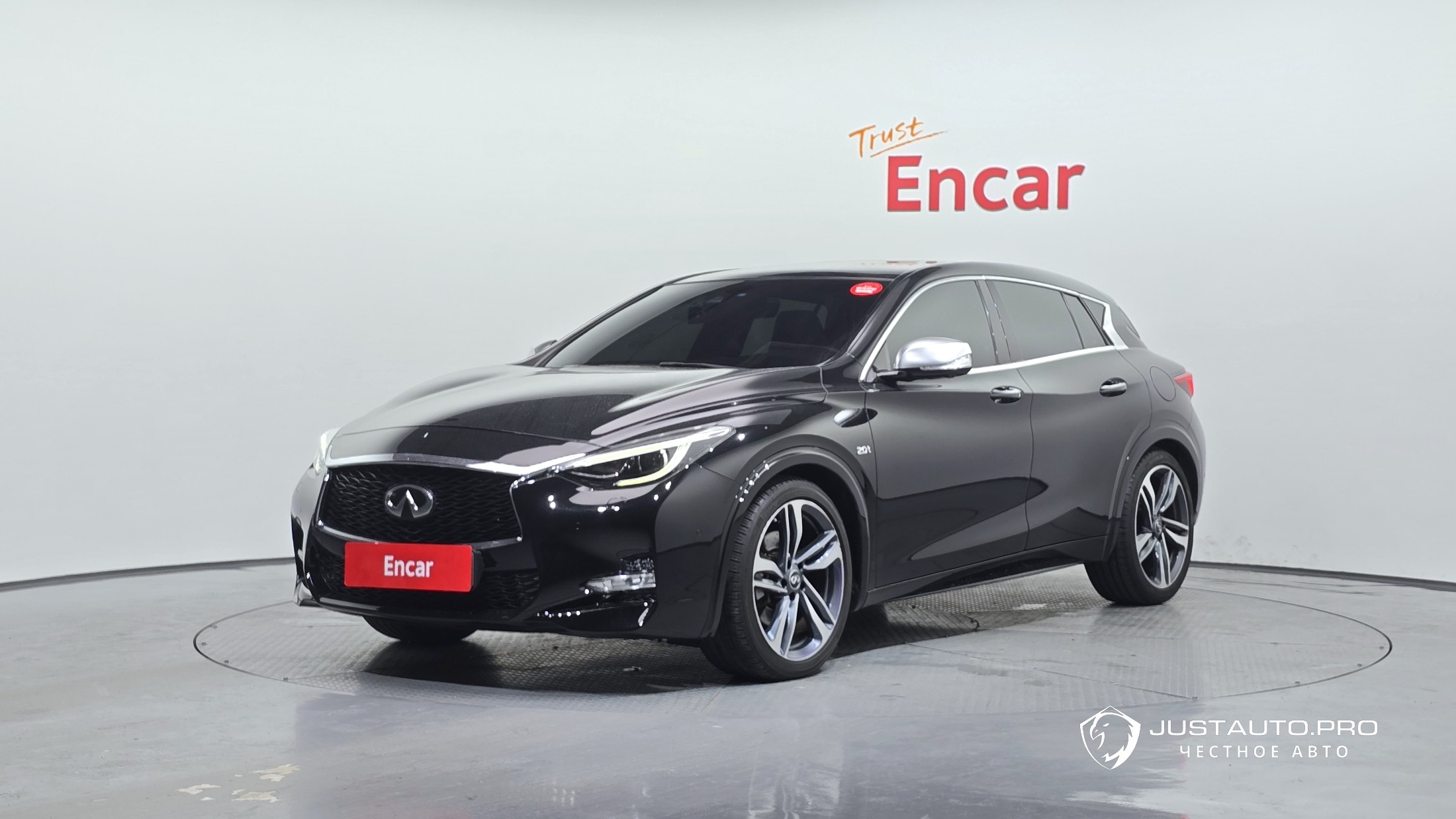 Автомобиль Infiniti Q30