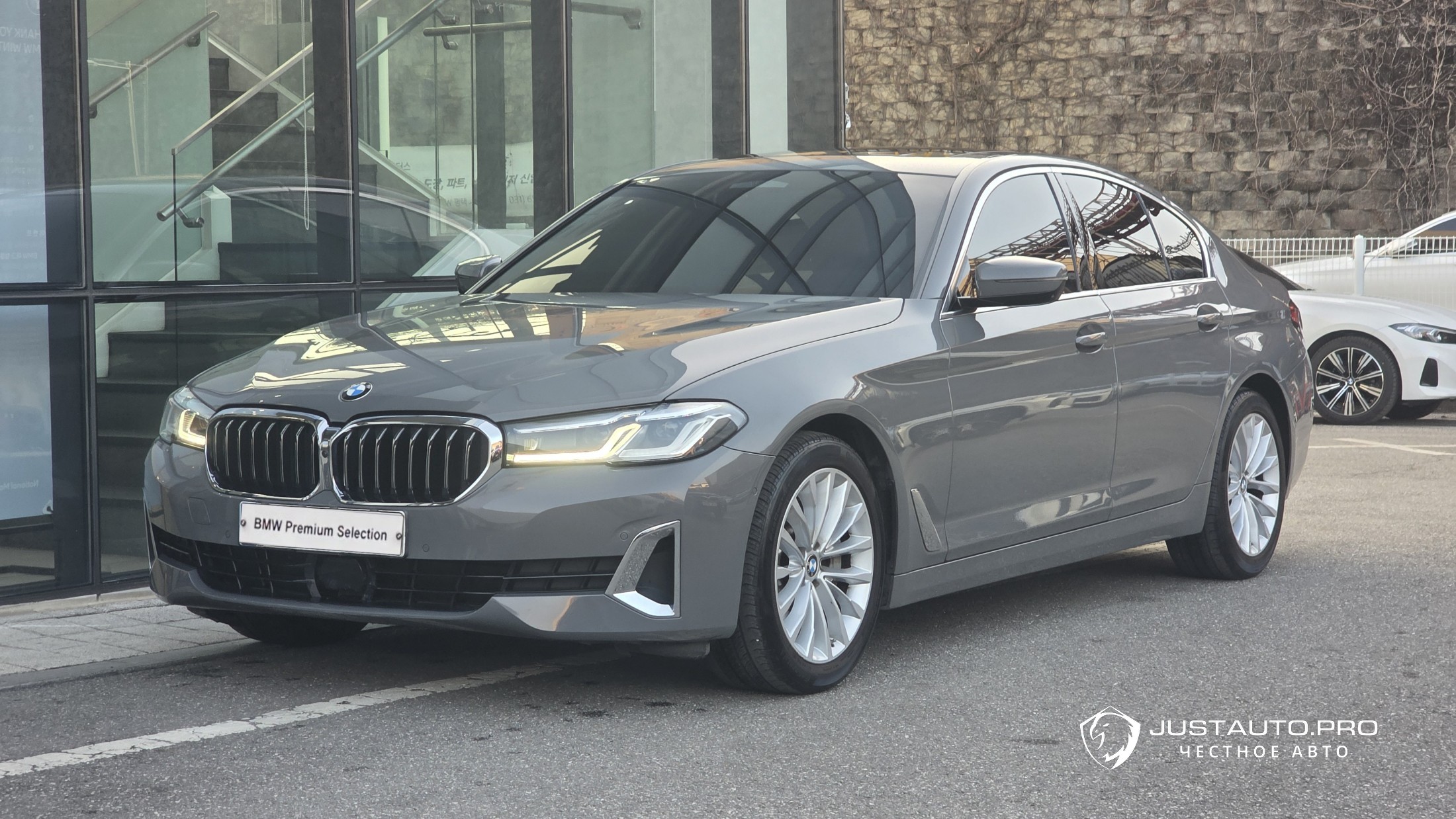 Автомобиль BMW 5-Series