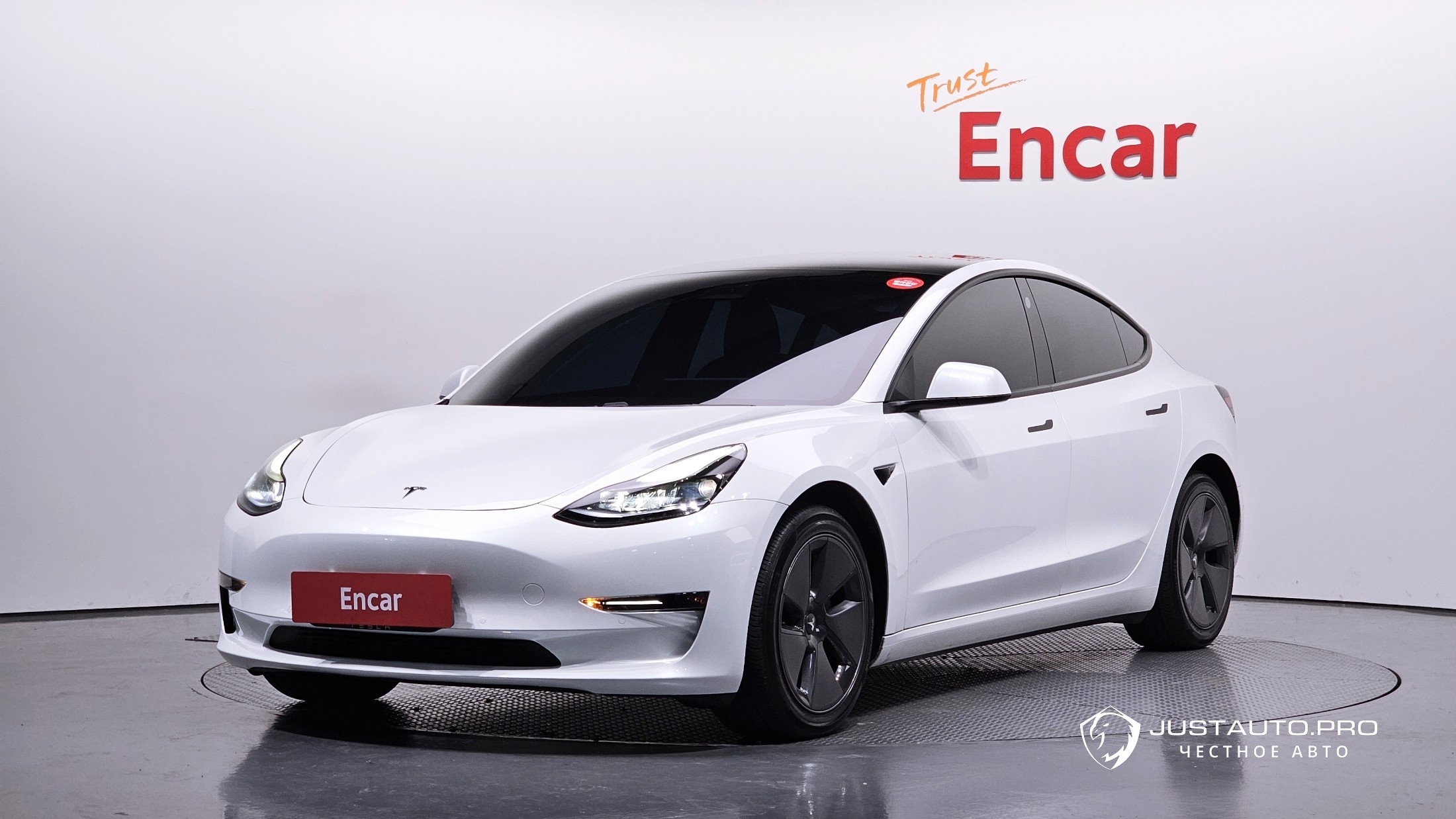Автомобиль Tesla Model 3