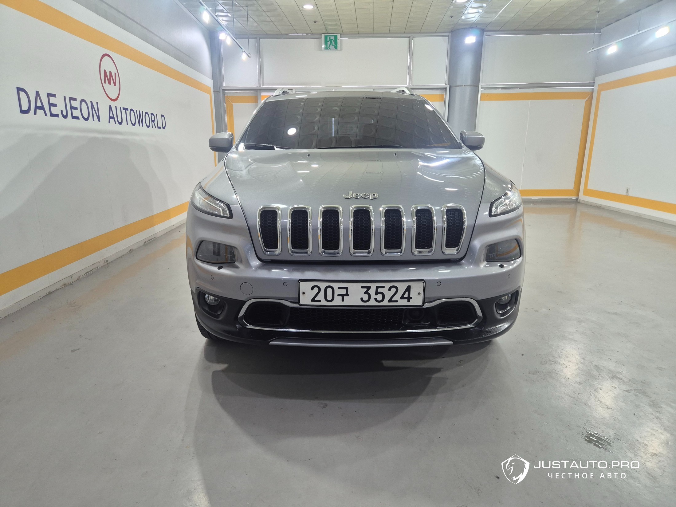 Автомобиль Jeep Cherokee