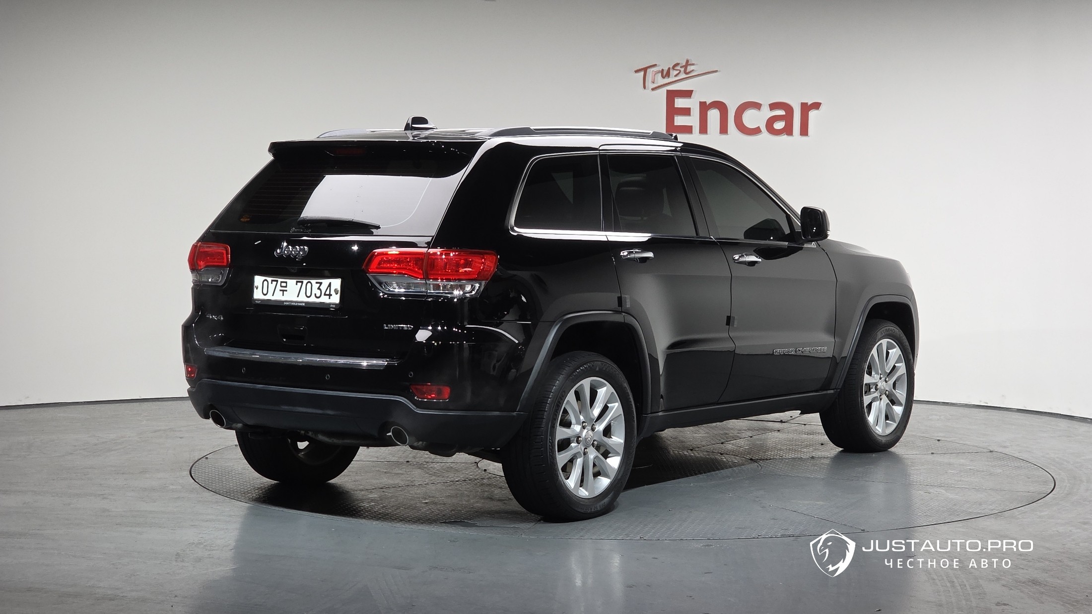 Автомобиль Jeep Cherokee